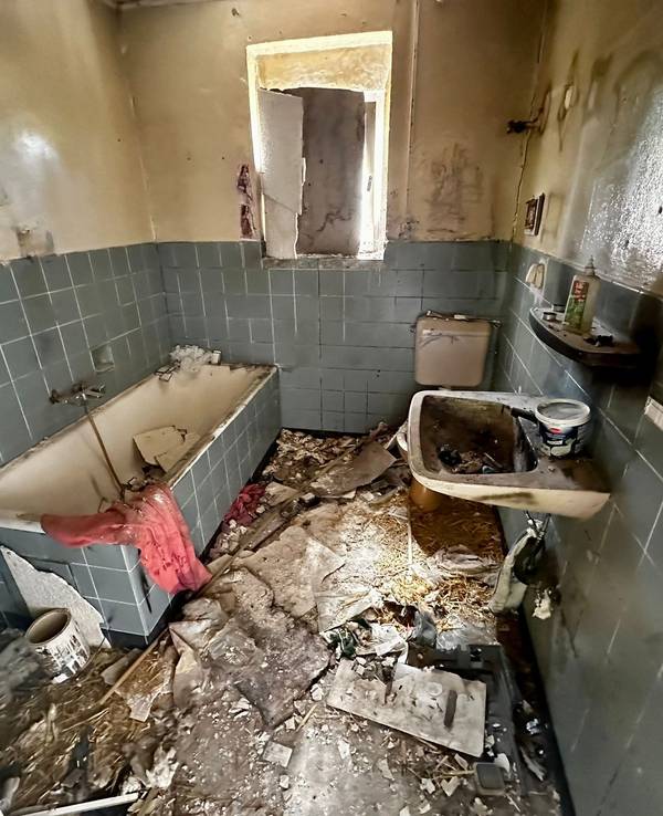 In Hürth-Efferen haben sich Drogenabhängige und Obdachlose in den Gebäuden eines leerstehenden Grundstücks eingenistet. Ein Blick in das ehemalige Badezimmer.