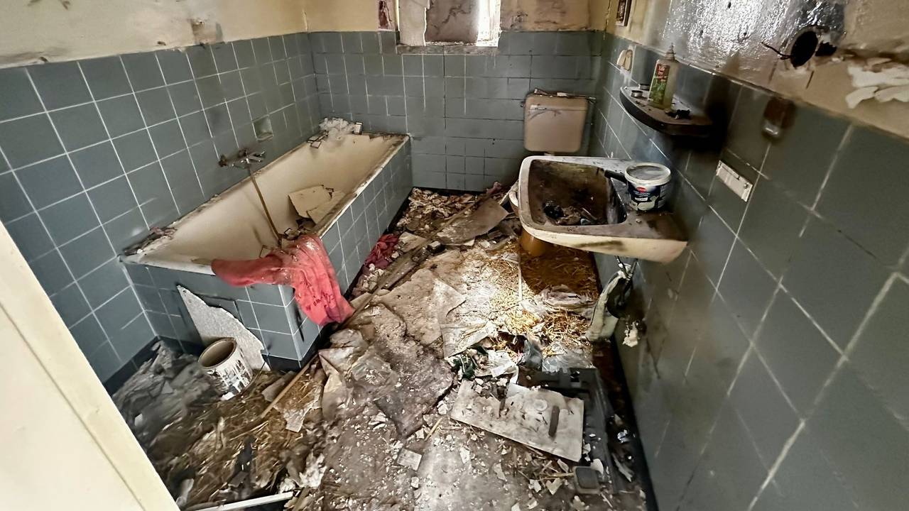 In Hürth-Efferen haben sich Drogenabhängige und Obdachlose in den Gebäuden eines leerstehenden Grundstücks eingenistet. Ein Blick in das ehemalige Badezimmer.