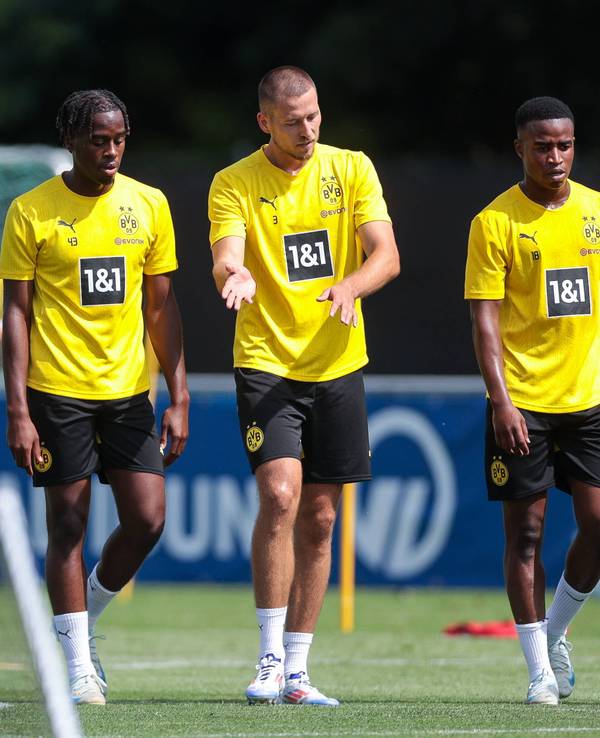 Jamie Gittens (l), Waldemar Anton und Youssoufa Moukoko im Dortmunder Trainingslager im Schweizer Ort Bad Ragaz.