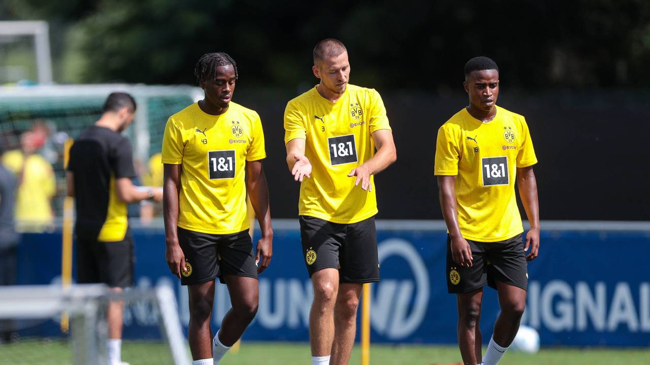 Jamie Gittens (l), Waldemar Anton und Youssoufa Moukoko im Dortmunder Trainingslager im Schweizer Ort Bad Ragaz.
