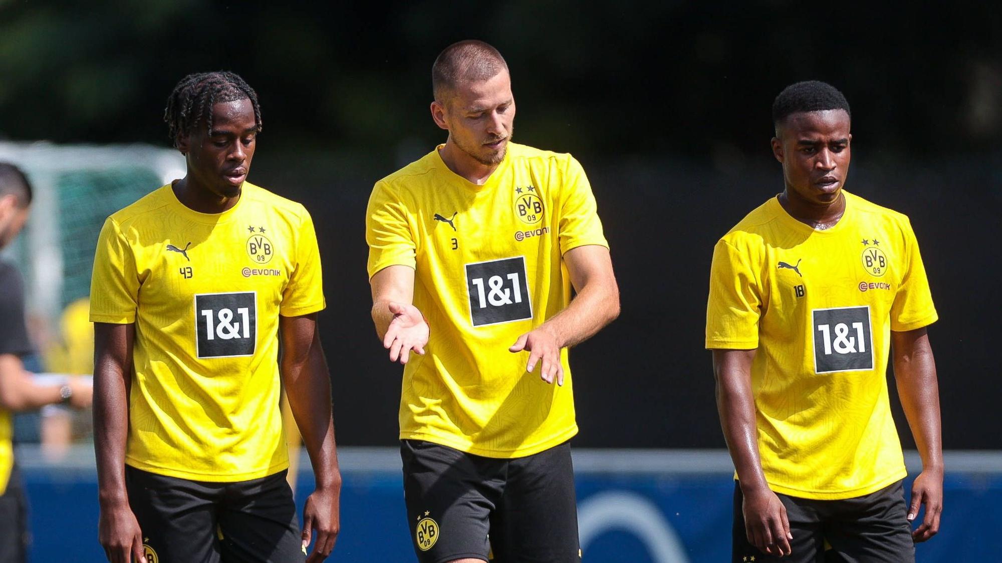 Jamie Gittens (l), Waldemar Anton und Youssoufa Moukoko im Dortmunder Trainingslager im Schweizer Ort Bad Ragaz.