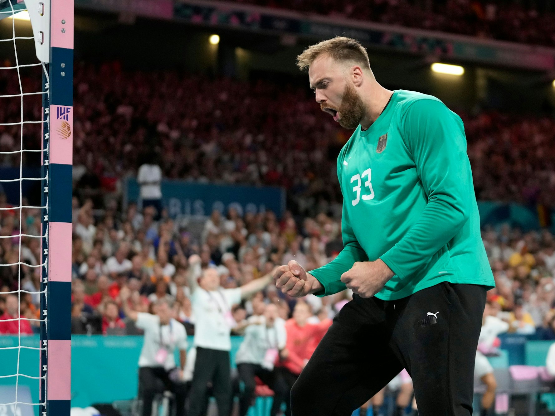 Der deutsche Torhüter Andreas Wolff jubelt.