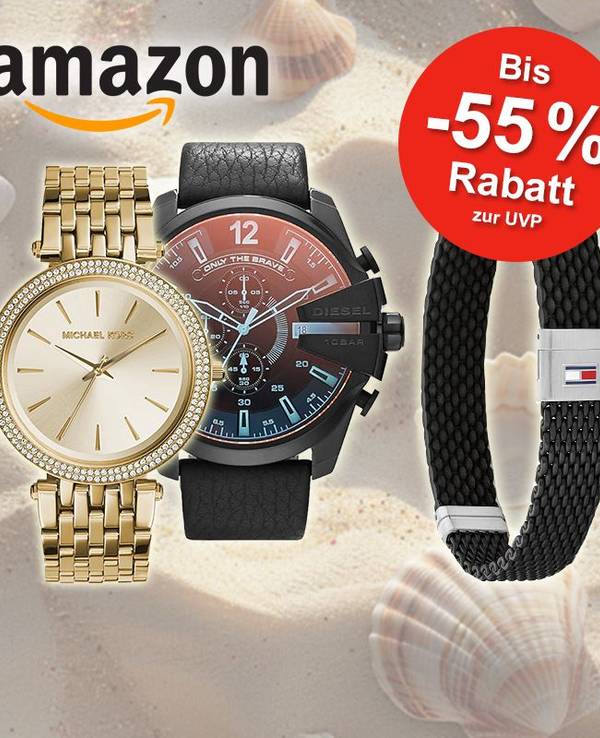 Verschiedene Schmuck-Artikel wie Liebeskind Armband, Fossil Kette, Pandora Anhänger, Michael Kors Uhr, Diesel Uhr und Tommy Hilfiger Armband vor einem Hintergrund mit Sand und Muscheln