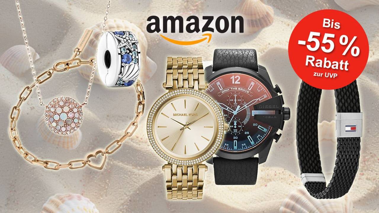 Verschiedene Schmuck-Artikel wie Liebeskind Armband, Fossil Kette, Pandora Anhänger, Michael Kors Uhr, Diesel Uhr und Tommy Hilfiger Armband vor einem Hintergrund mit Sand und Muscheln