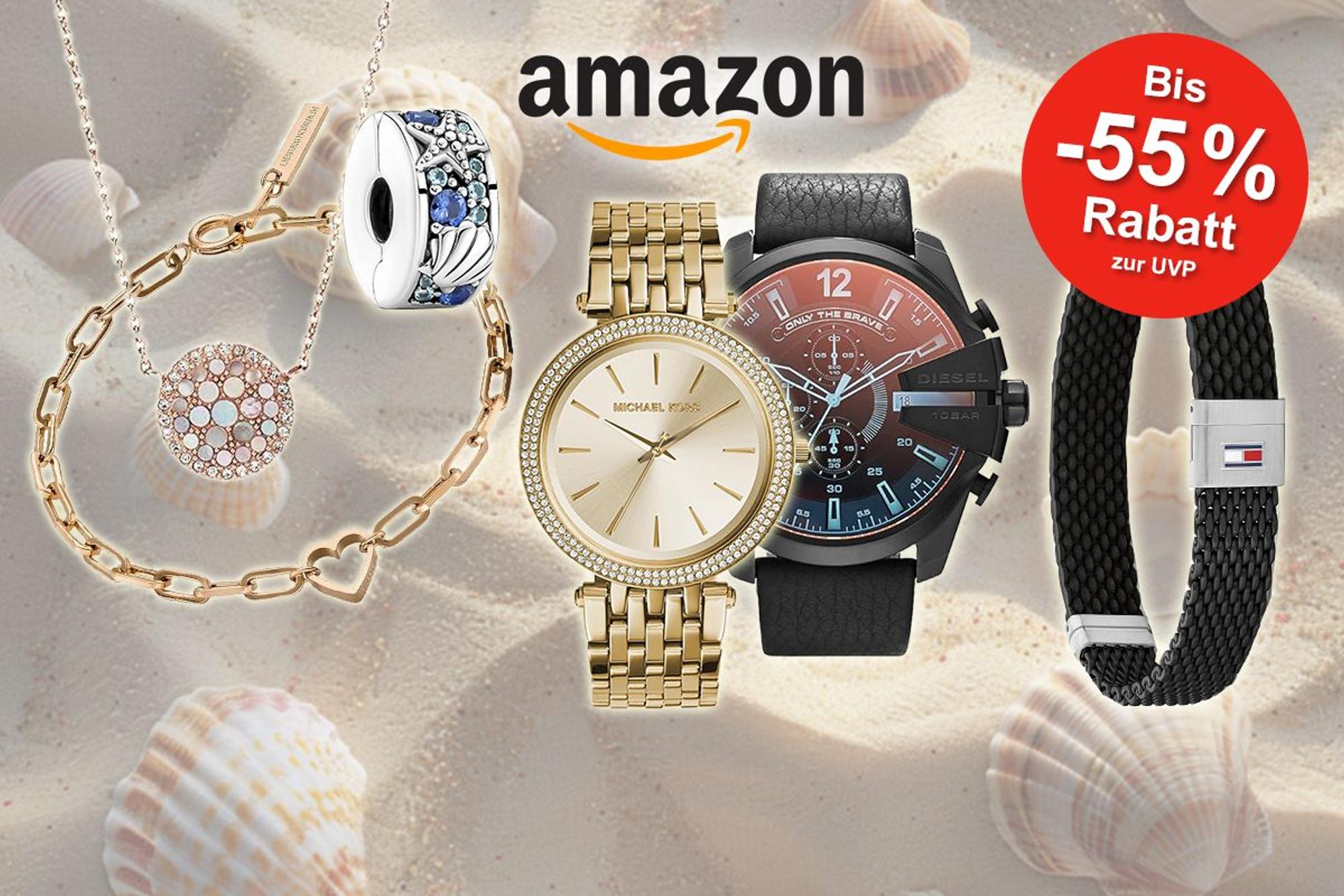 Verschiedene Schmuck-Artikel wie Liebeskind Armband, Fossil Kette, Pandora Anhänger, Michael Kors Uhr, Diesel Uhr und Tommy Hilfiger Armband vor einem Hintergrund mit Sand und Muscheln
