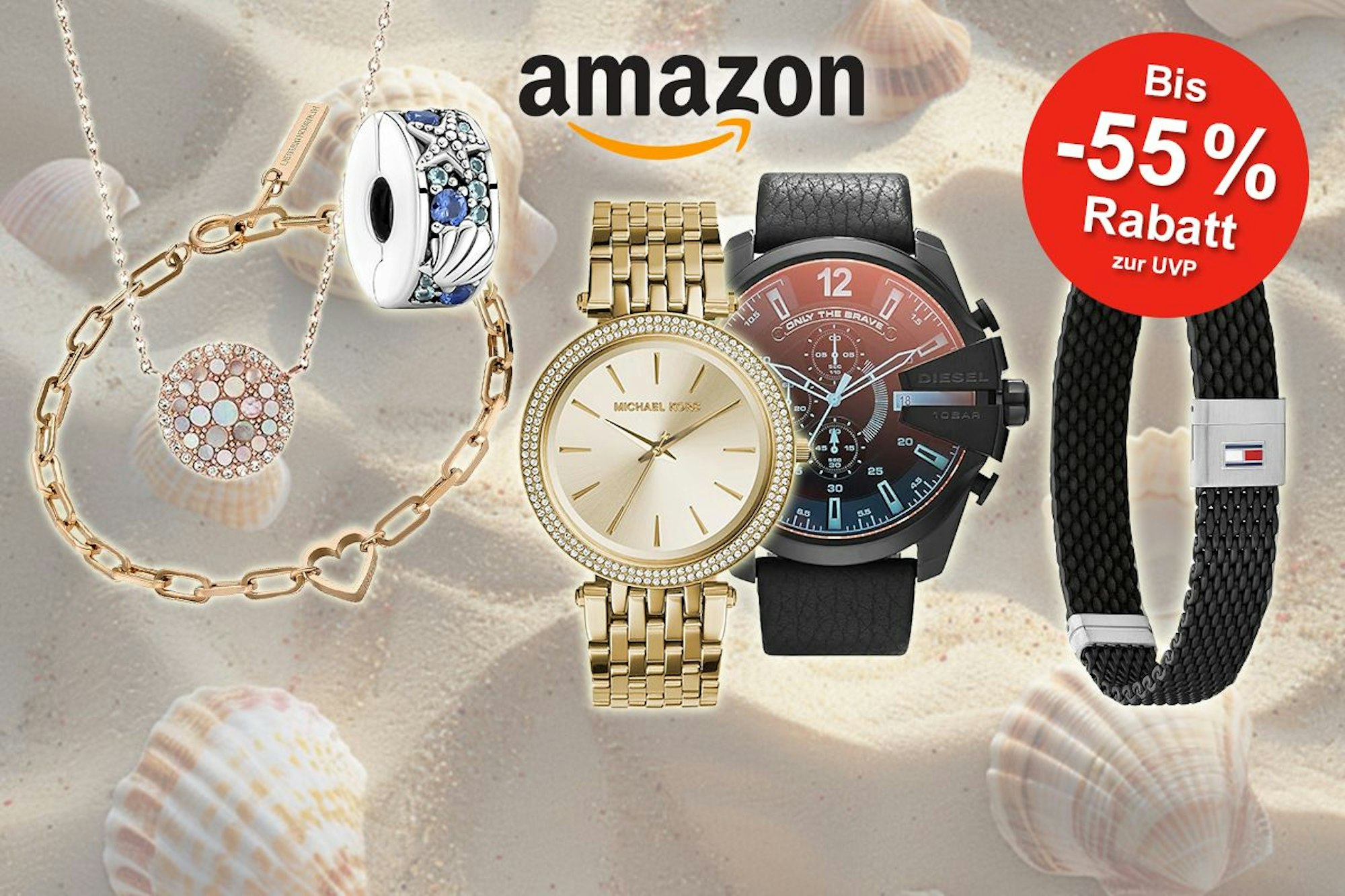 Verschiedene Schmuck-Artikel wie Liebeskind Armband, Fossil Kette, Pandora Anhänger, Michael Kors Uhr, Diesel Uhr und Tommy Hilfiger Armband vor einem Hintergrund mit Sand und Muscheln