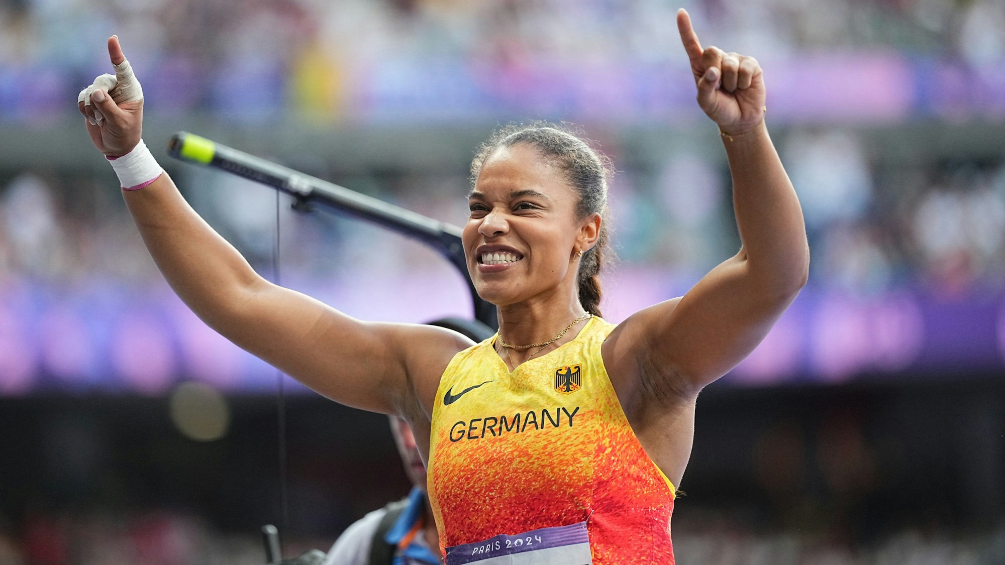 Yemisi Ogunleye jubelt über ihre Goldmedaille beim Olympia-Finale im Kugelstoßen am Freitag (9. August 2024).
