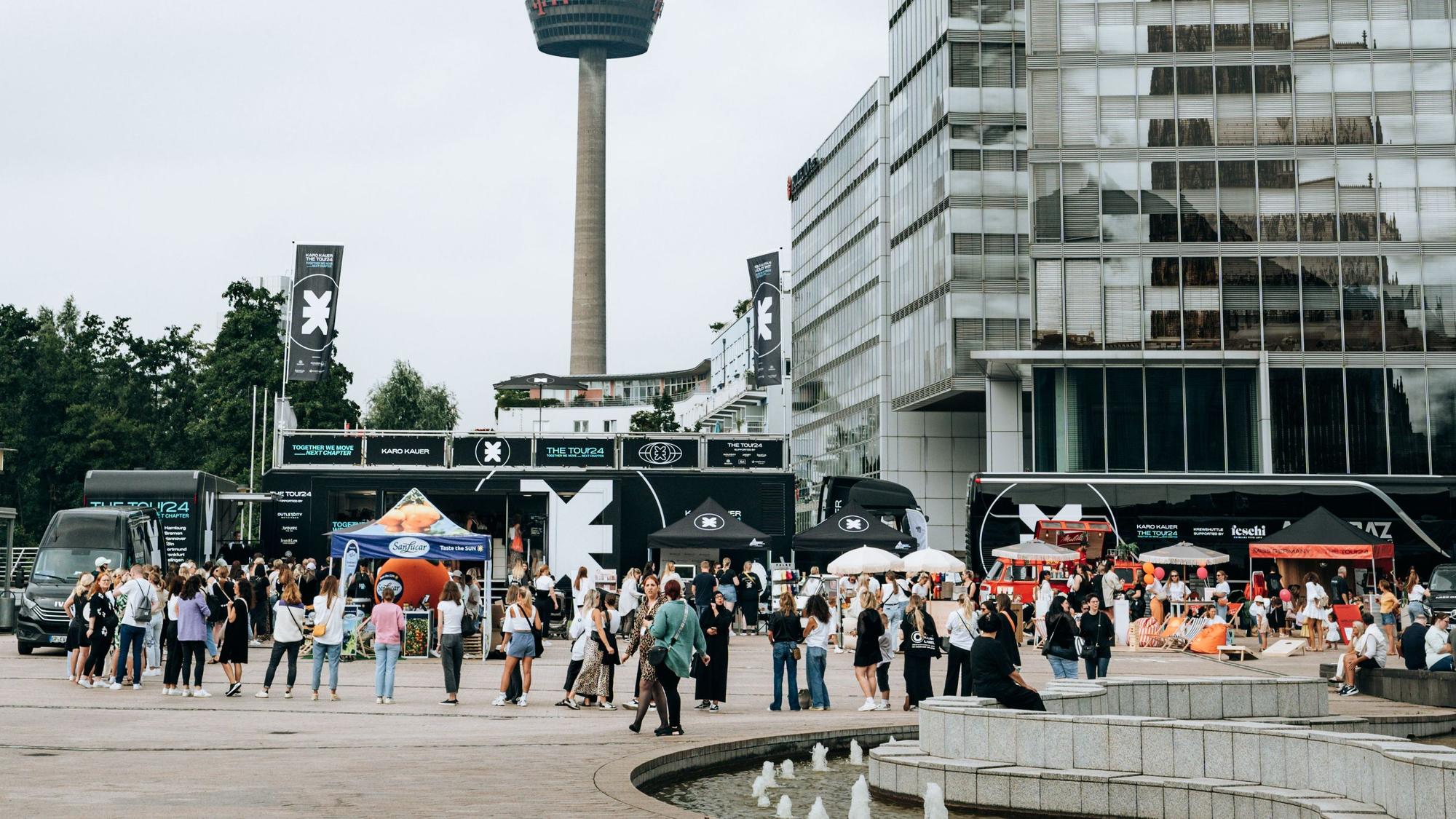 Menschen stehen im Mediapark in einer Schlange