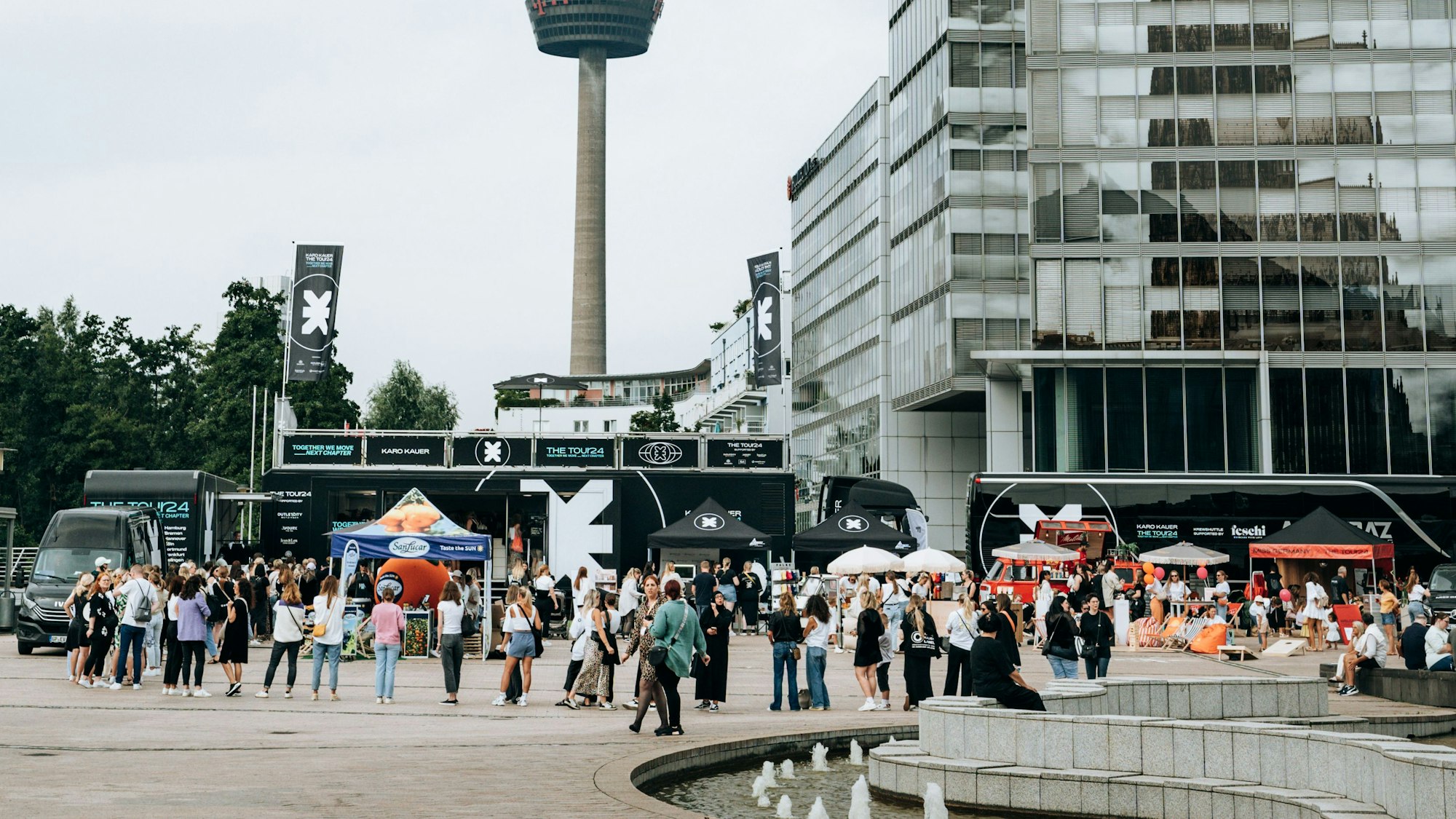Menschen stehen im Mediapark in einer Schlange