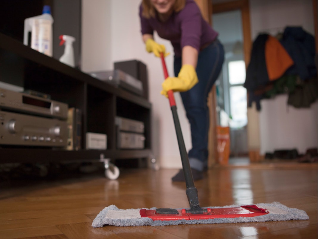 Die meisten Spezialreiniger für Parkett und Laminat entfernen laut Stiftung Warentest Schmutz und Staub gut vom Boden.