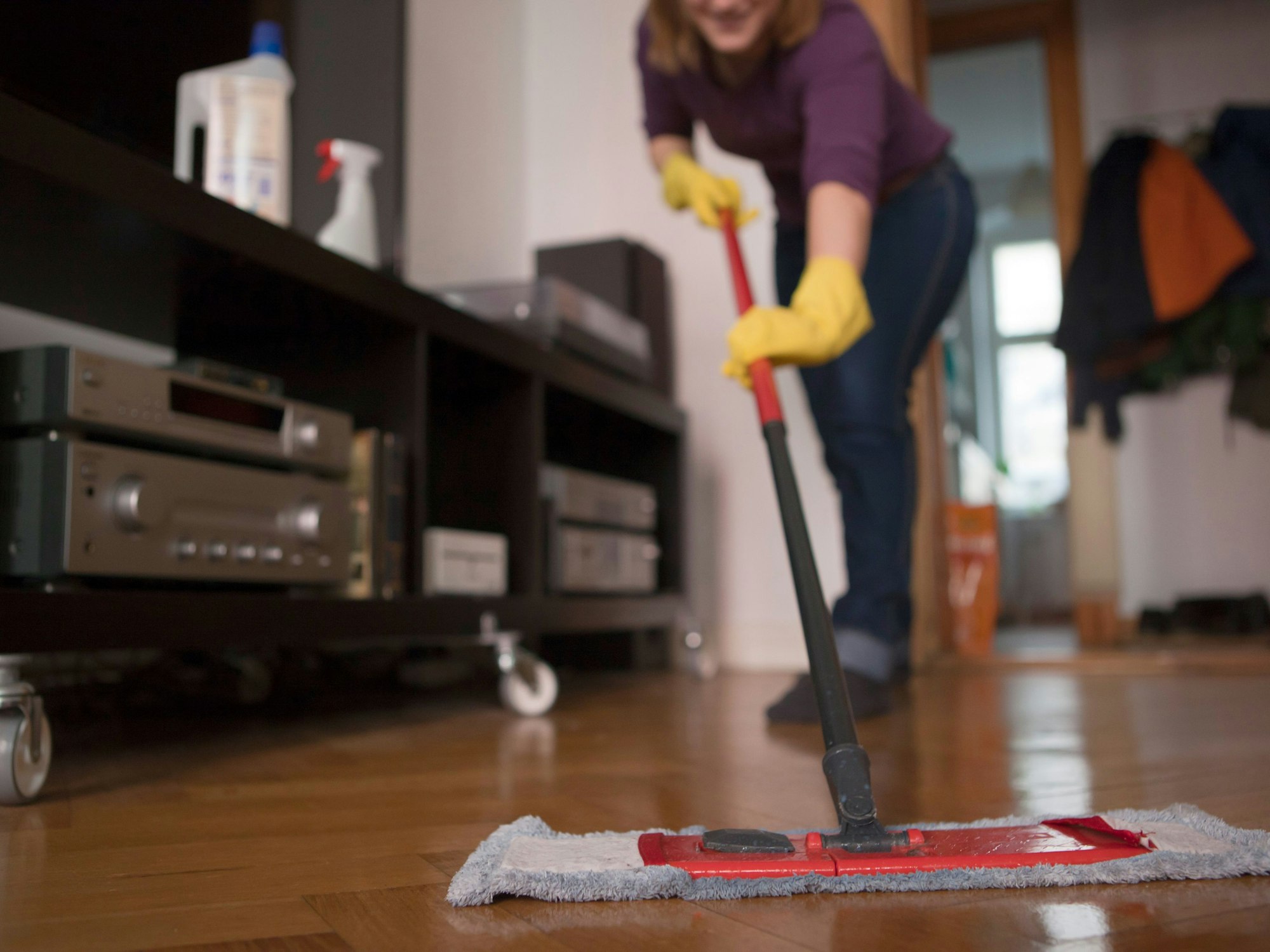 Die meisten Spezialreiniger für Parkett und Laminat entfernen laut Stiftung Warentest Schmutz und Staub gut vom Boden.