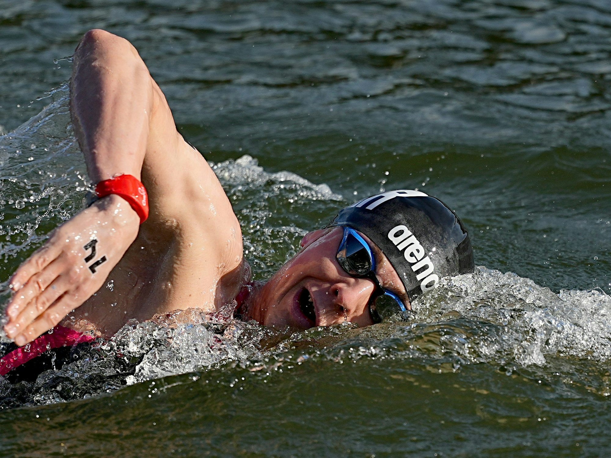 Oliver Klemet schwimmt in der Seine.