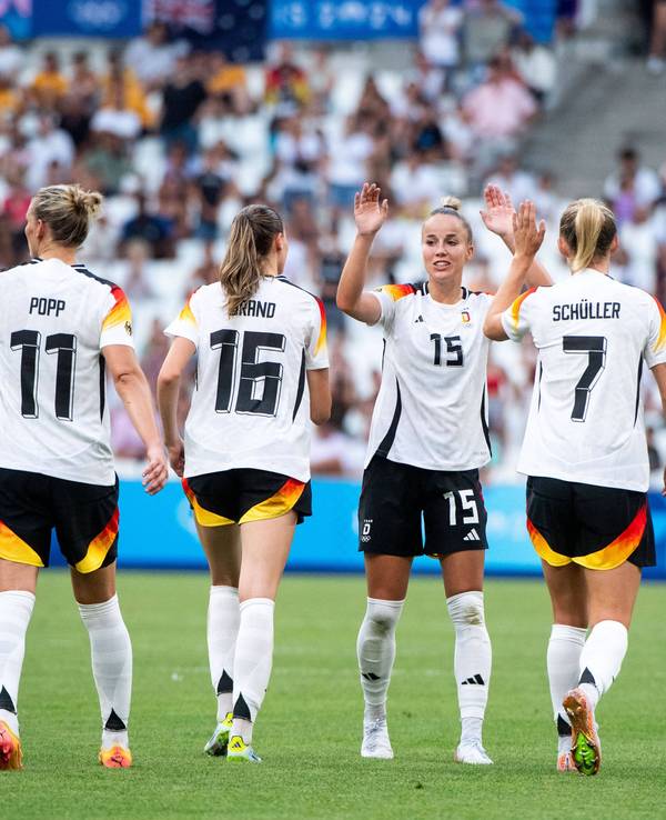 Alexandra Popp (11), Jule Brand (16), Giulia Gwinn (15) und Lea Schüller (7) jubeln über das Tor zum 3:0 gegen Australien im ersten Gruppenspiel der Olympischen Spiele.