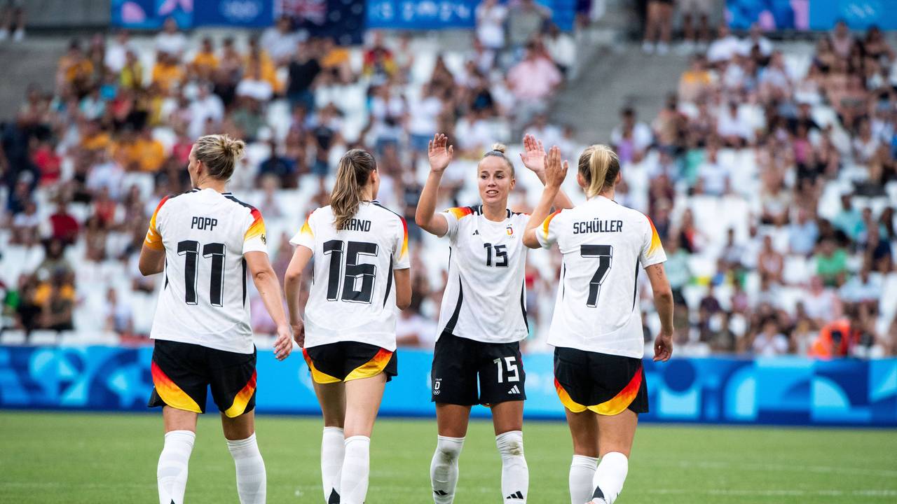 Alexandra Popp (11), Jule Brand (16), Giulia Gwinn (15) und Lea Schüller (7) jubeln über das Tor zum 3:0 gegen Australien im ersten Gruppenspiel der Olympischen Spiele.