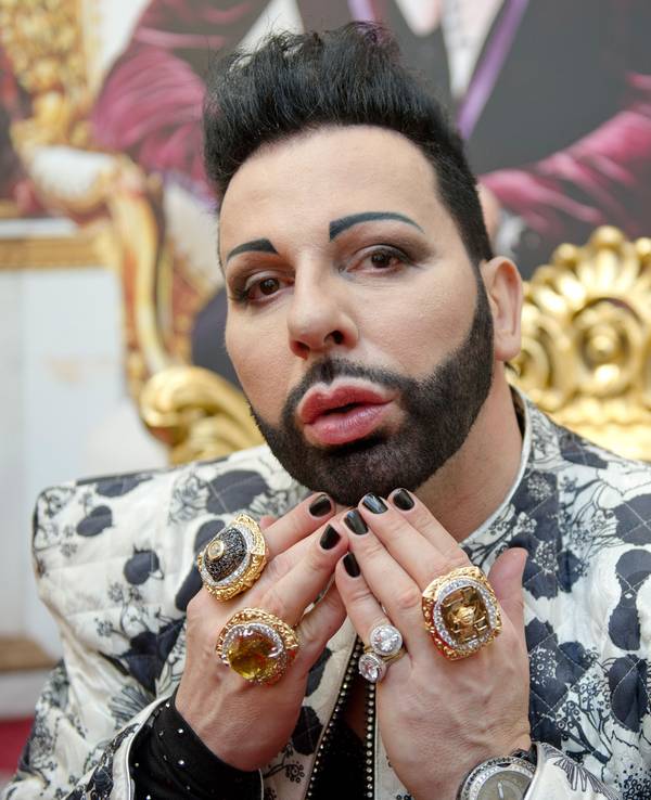 Der deutsche Modedesigner Harald Glööckler, hier 2015 in Frankfurt/Main, polarisiert mit seinem extravaganten Auftreten immer wieder.