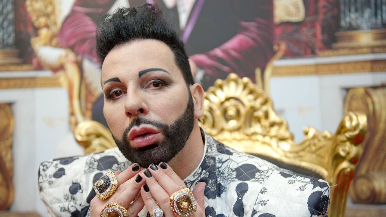 Der deutsche Modedesigner Harald Glööckler, hier 2015 in Frankfurt/Main, polarisiert mit seinem extravaganten Auftreten immer wieder.