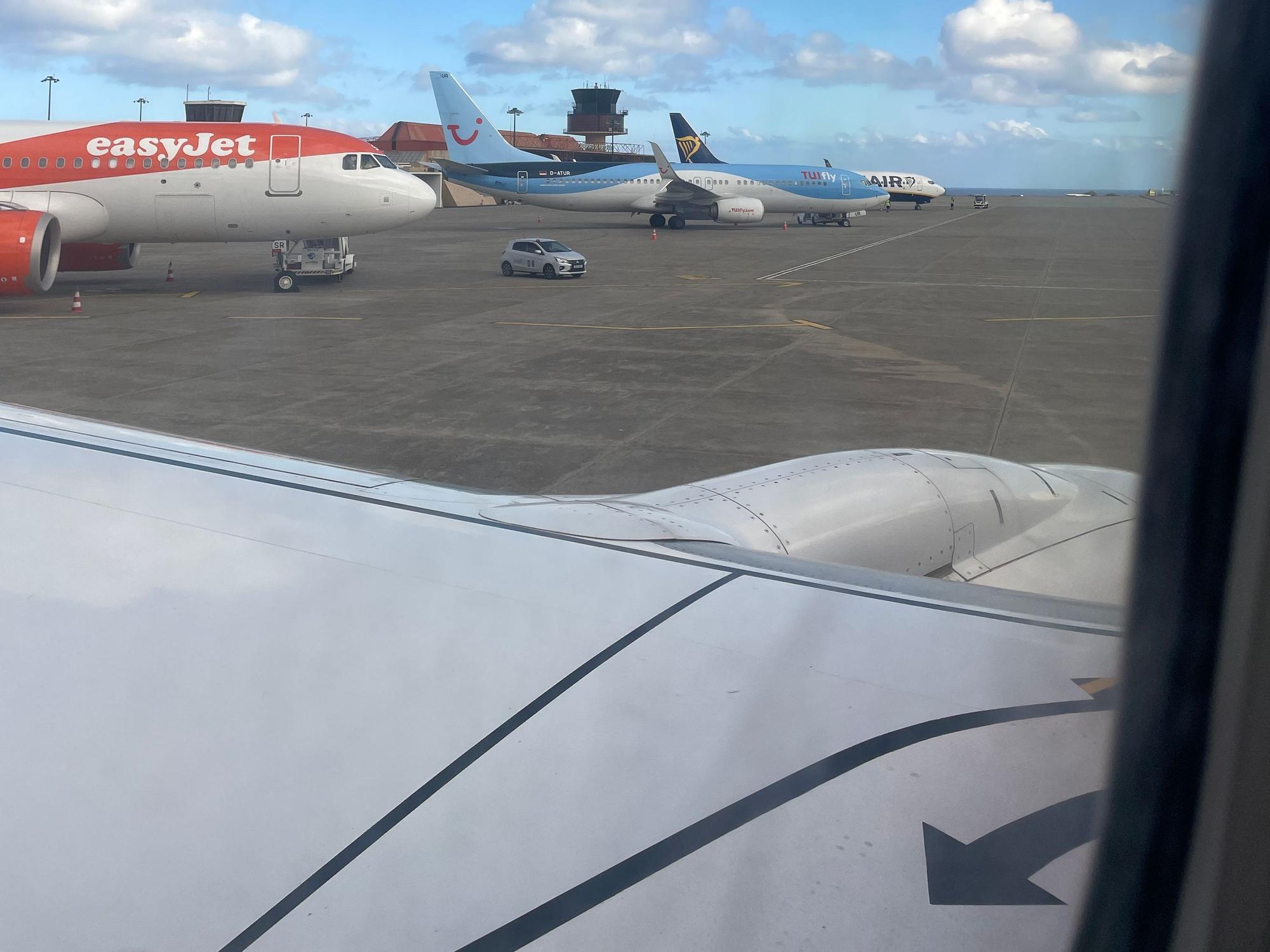 Blick aus der TuiFly-Maschine auf das Rollfeld.