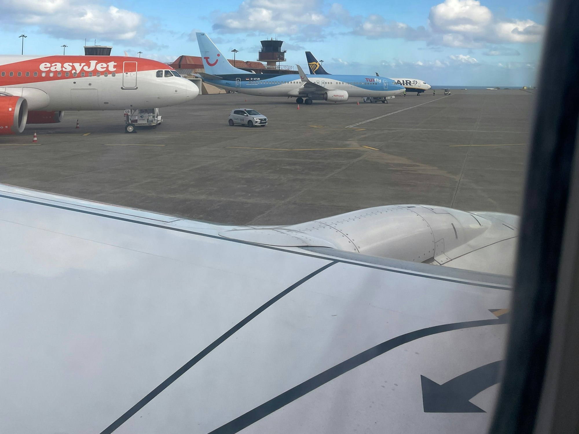 Blick aus der TuiFly-Maschine auf das Rollfeld.