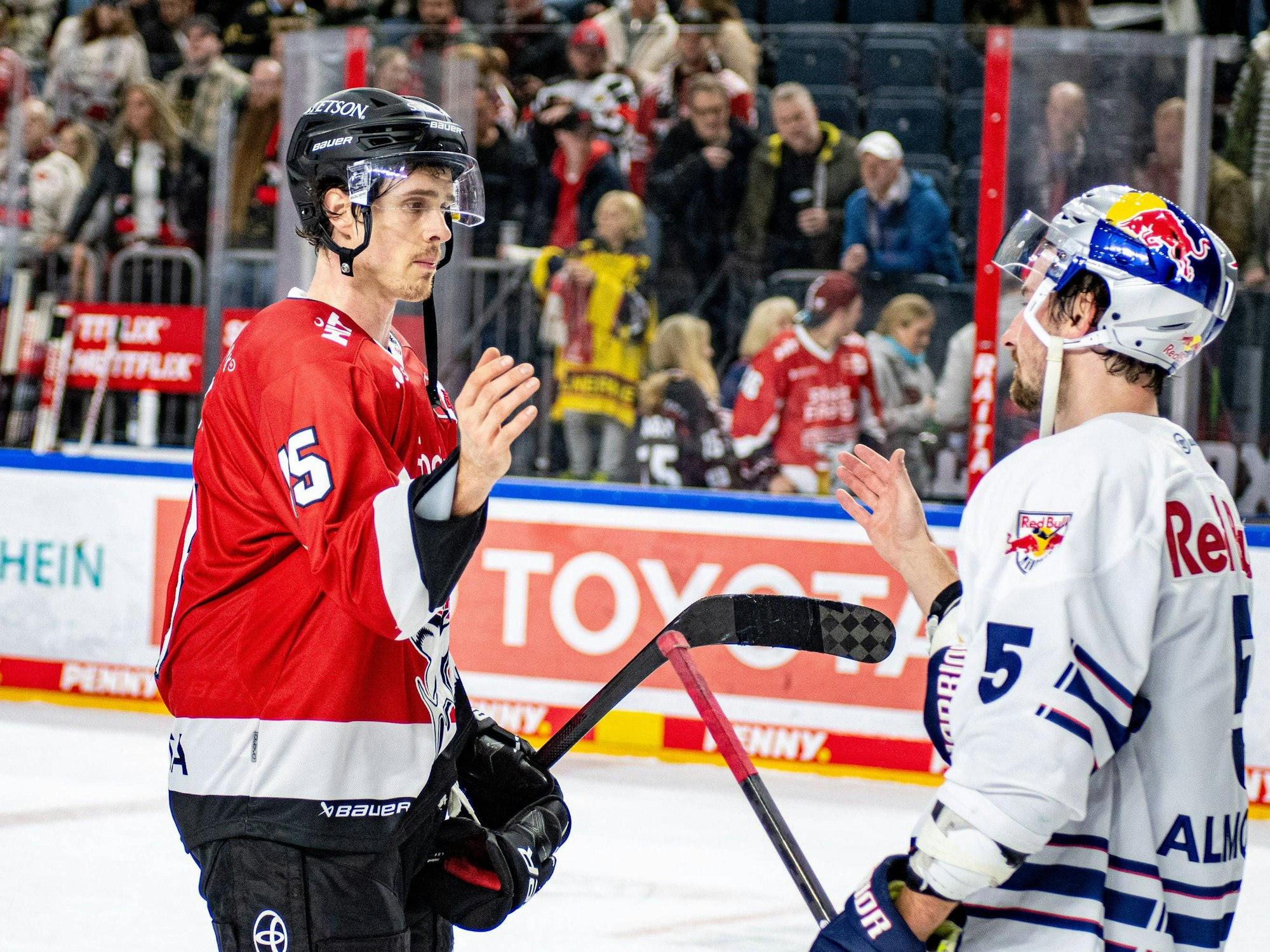 Louis Marc Aubry gratuliert Adam Almquist zum Sieg in Köln.