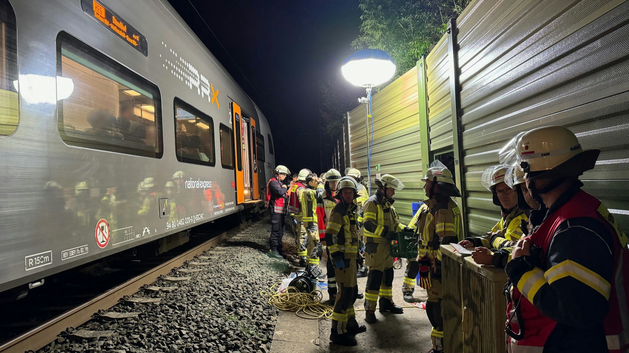 Die Feuerwehr ist am 8. August 2024 mit zahlreichen Kräften an dem defekten RE6 im Einsatz.