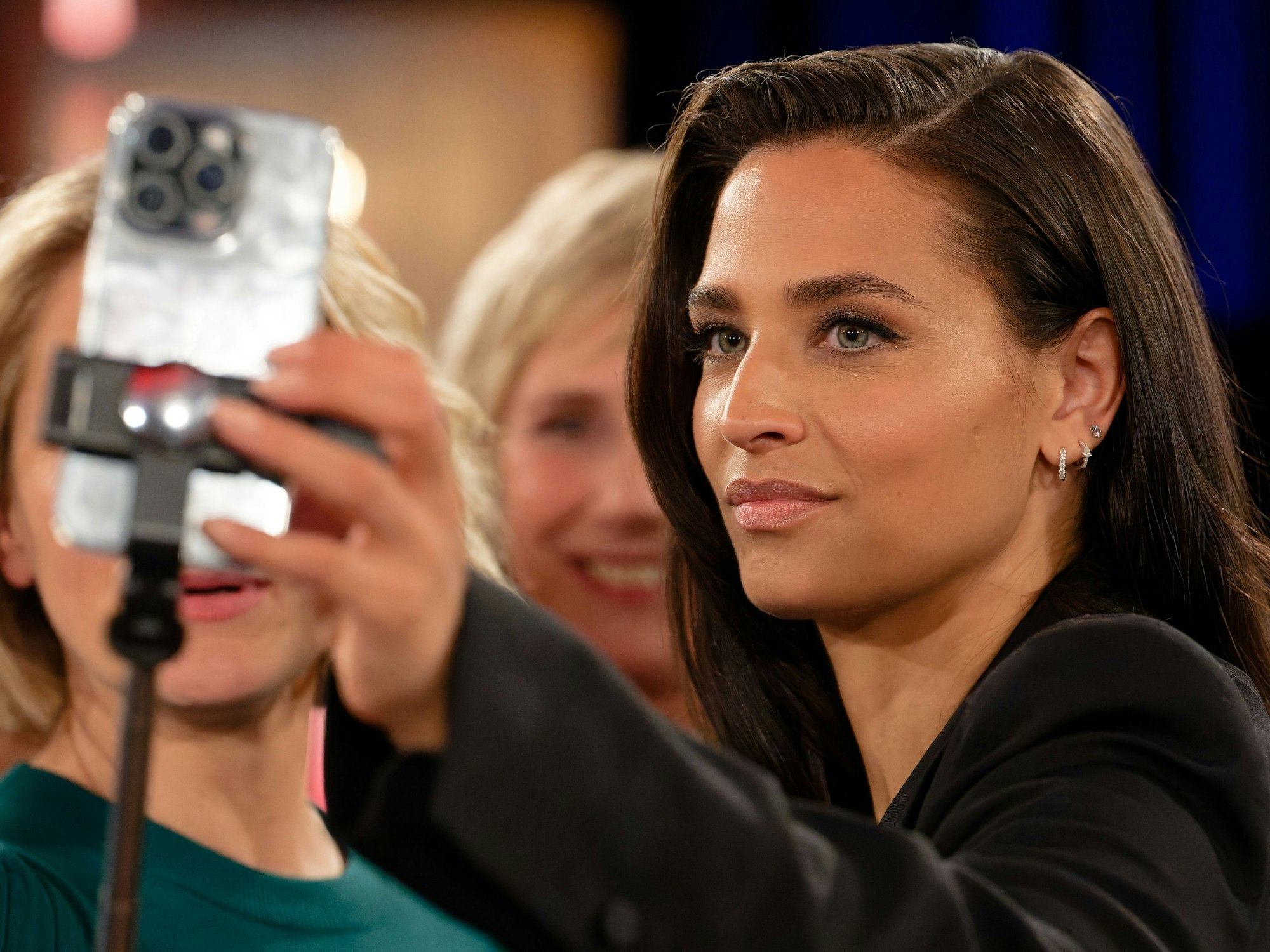 Amira Pocher macht nach der Aufzeichnung der WDR Talkshow „Kölner Treff“ im Studio ein Selfie.