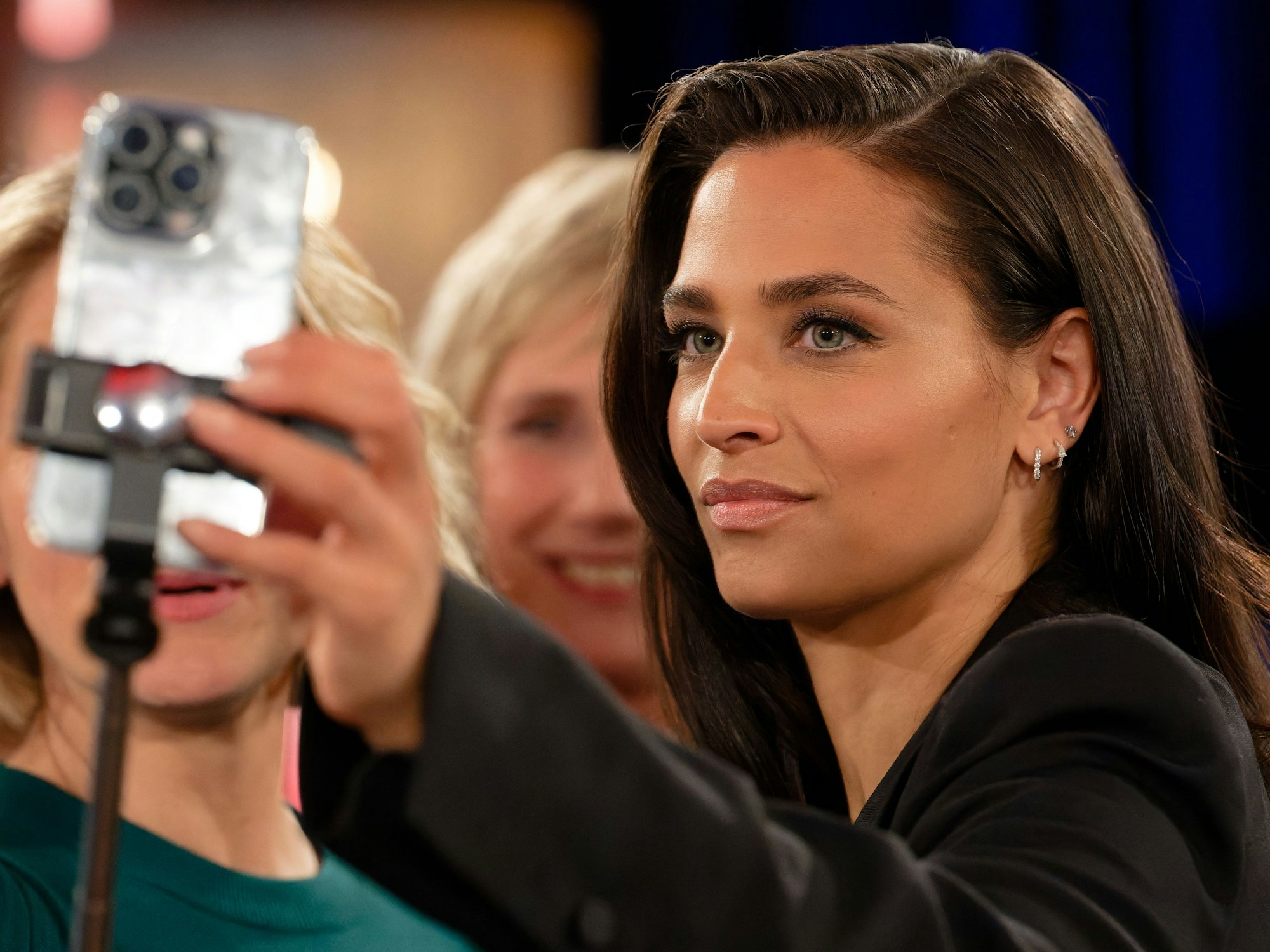 Amira Aly (r), Moderatorin, macht nach der Aufzeichnung der WDR Talkshow „Kölner Treff“ im Studio ein Selfie.