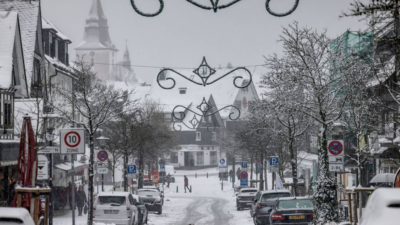 Häuser und Straßen in Winterberg (NRW) sind schneebedeckt.