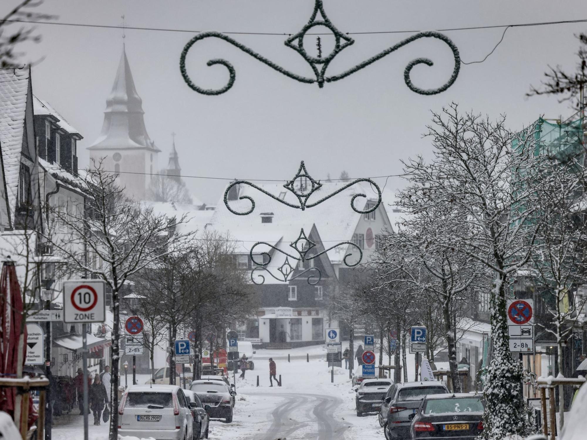 Häuser und Straßen in Winterberg (NRW) sind schneebedeckt.
