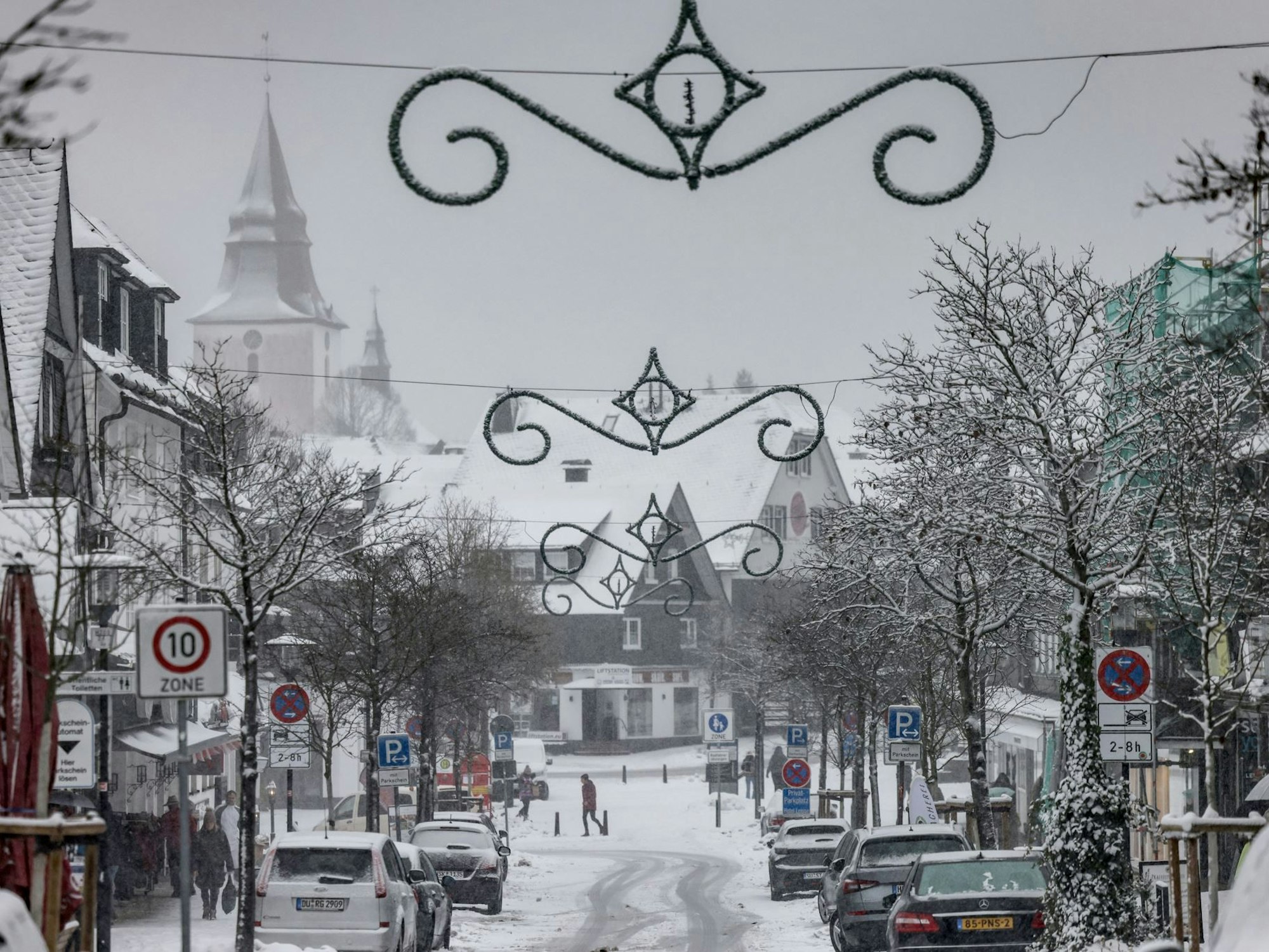 Häuser und Straßen in Winterberg (NRW) sind schneebedeckt.