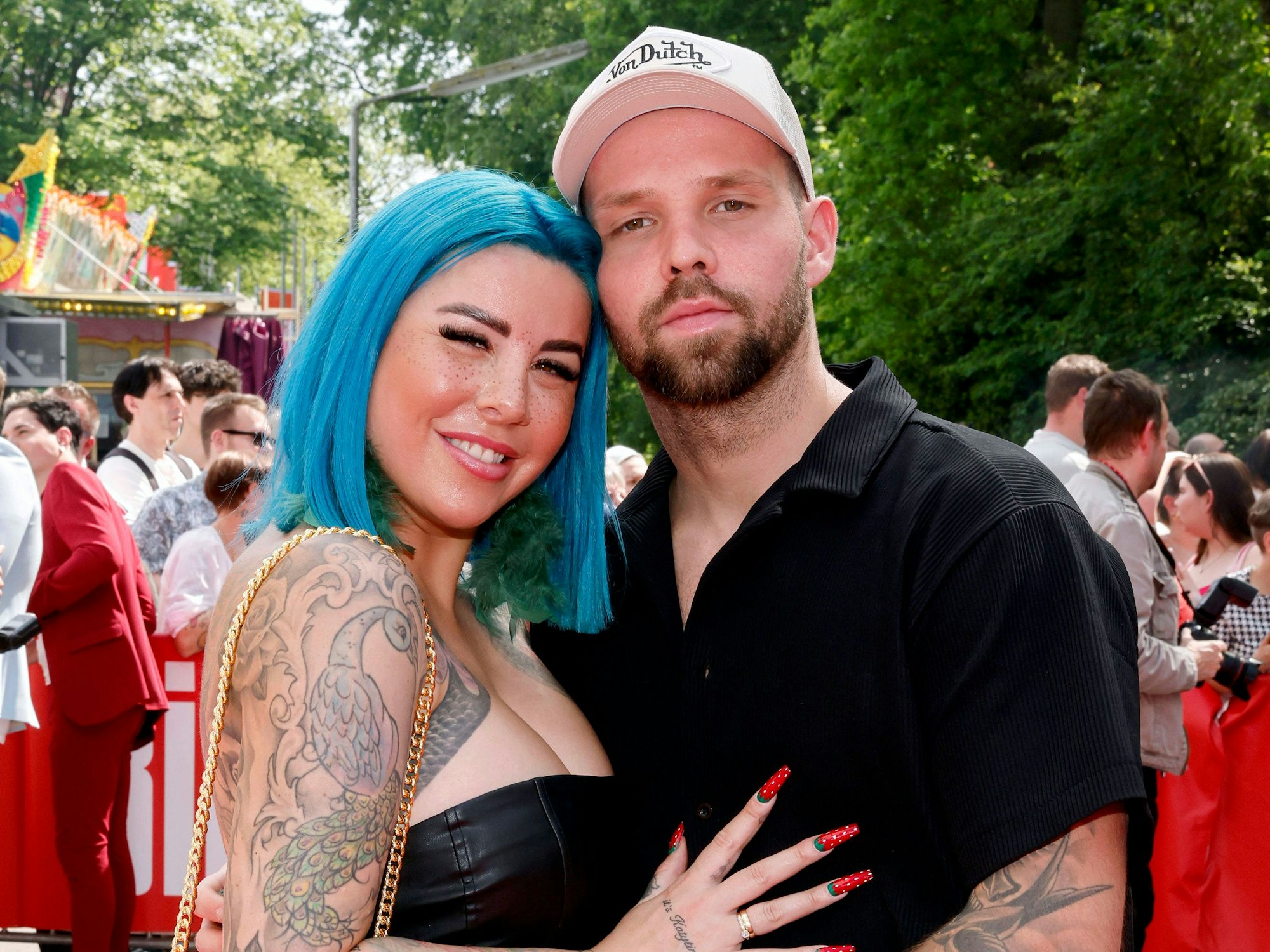 Reality-TV-Darstellerin Kate Merlan mit ihrem Mann Jakub Merlan-Jarecki beim Bild-Renntag 2024 auf der Trabrennbahn in Gelsenkirchen. Hier war noch alles gut zwischen den beiden. Nun verkündete Merlan die Trennung von ihrem Jakub.