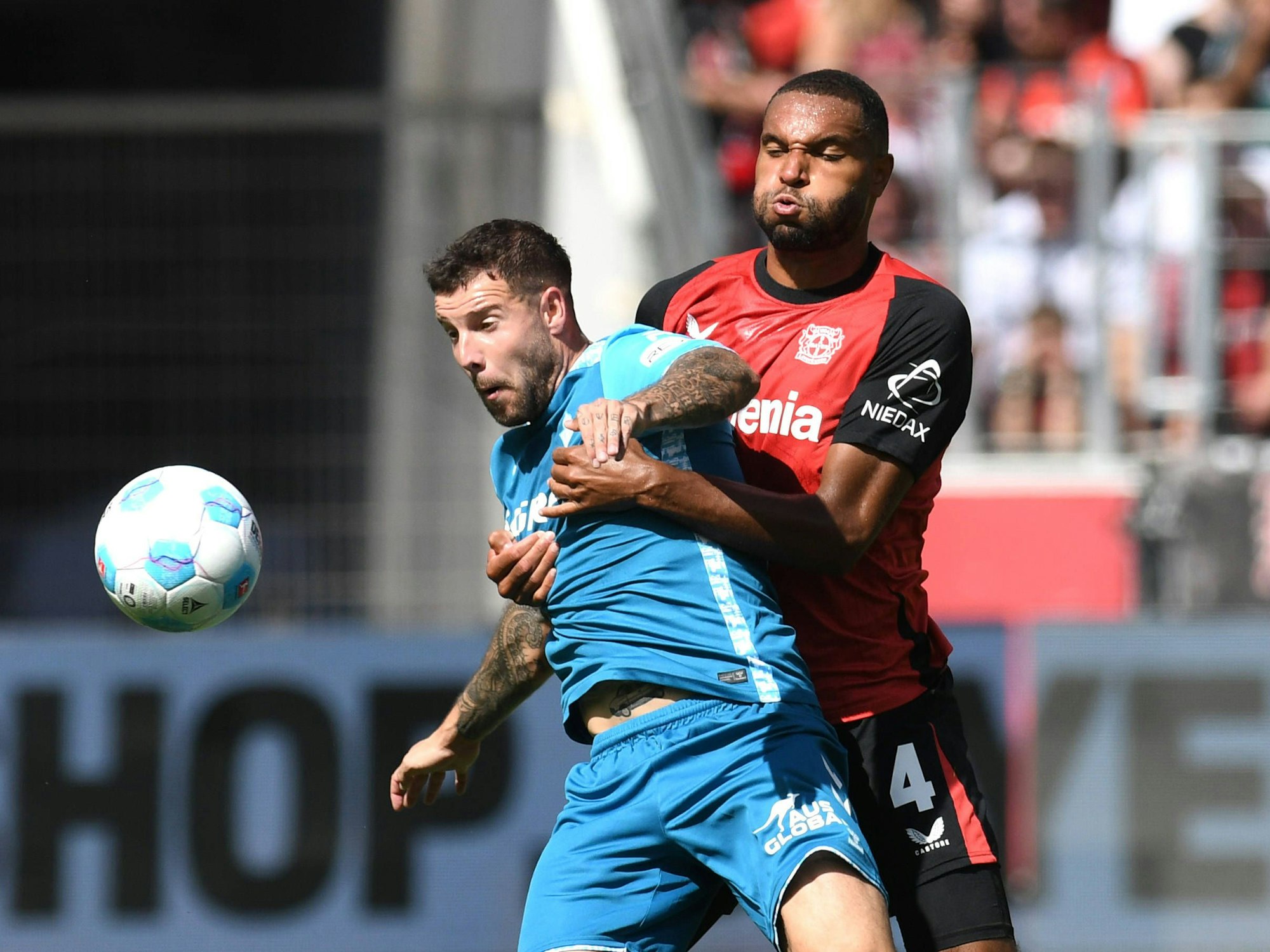 Jonathan Tah Bayer 04 Leverkusen im Zweikampf mit Aitor Ruibal Real Betis Sevilla.