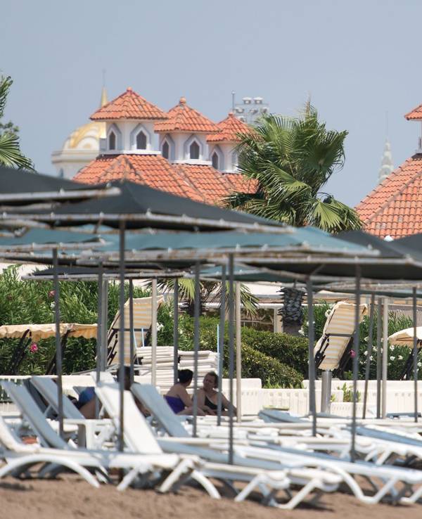 Leere Liegen stehen am Strand von Lara bei Antalya in der Türkei.