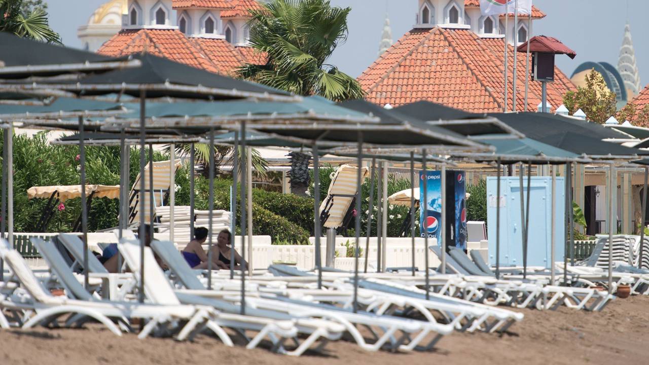 Leere Liegen stehen am Strand von Lara bei Antalya in der Türkei.