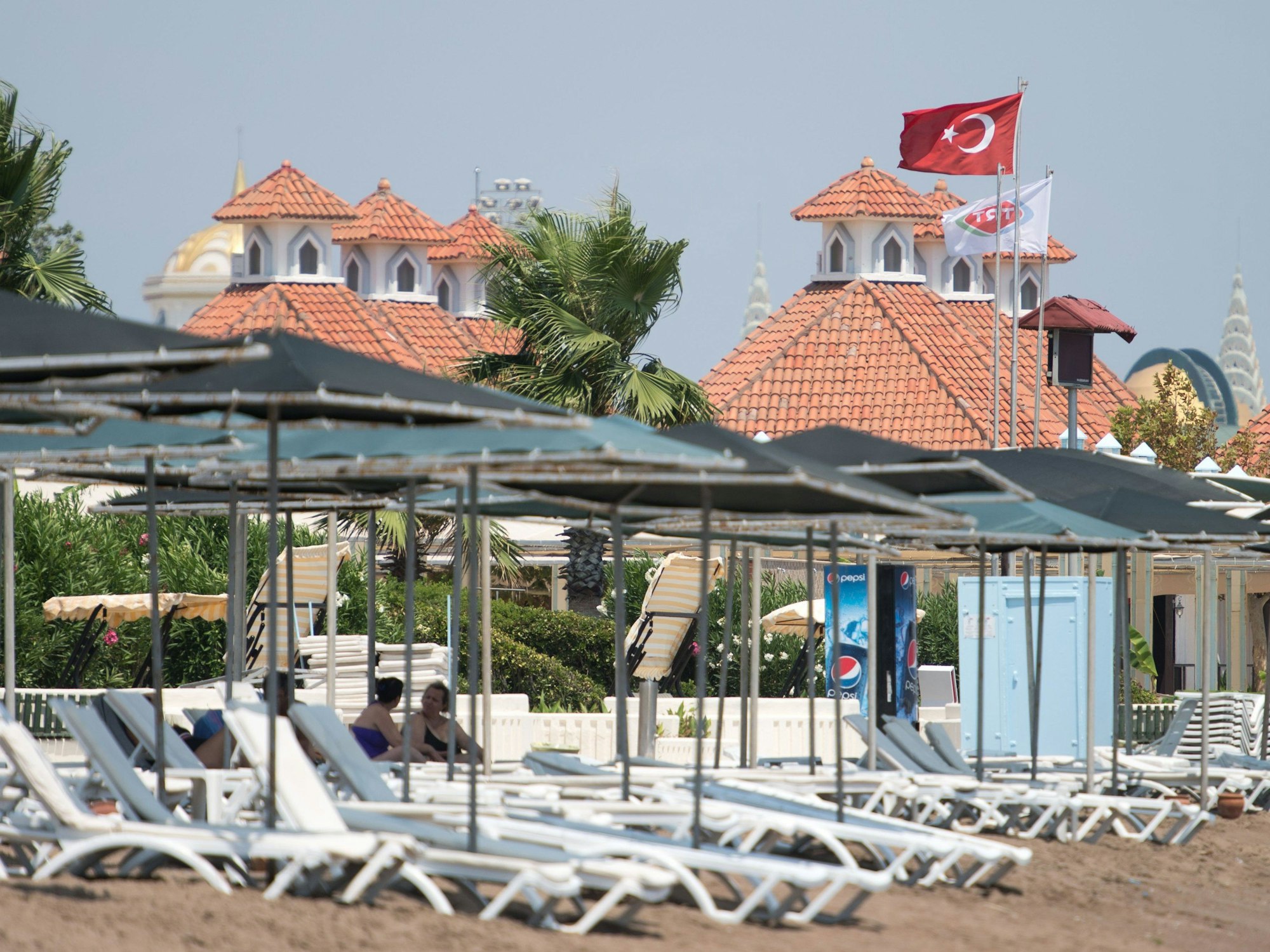 Leere Liegen stehen am Strand von Lara bei Antalya in der Türkei.