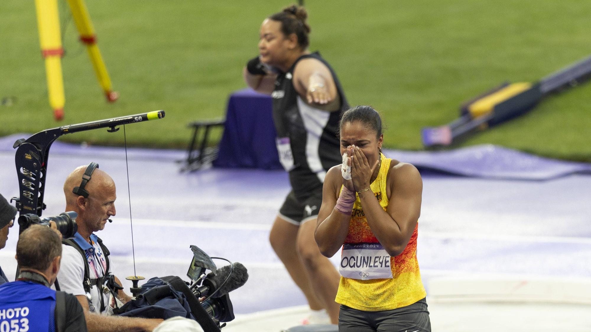 Yemisi Ogunleye jubelt nach ihrem Stoß über 20 Meter im Olympia-Finale. Im Hintergrund setzt Maddison-Lee Wesche zu ihrem letzten Versuch an.