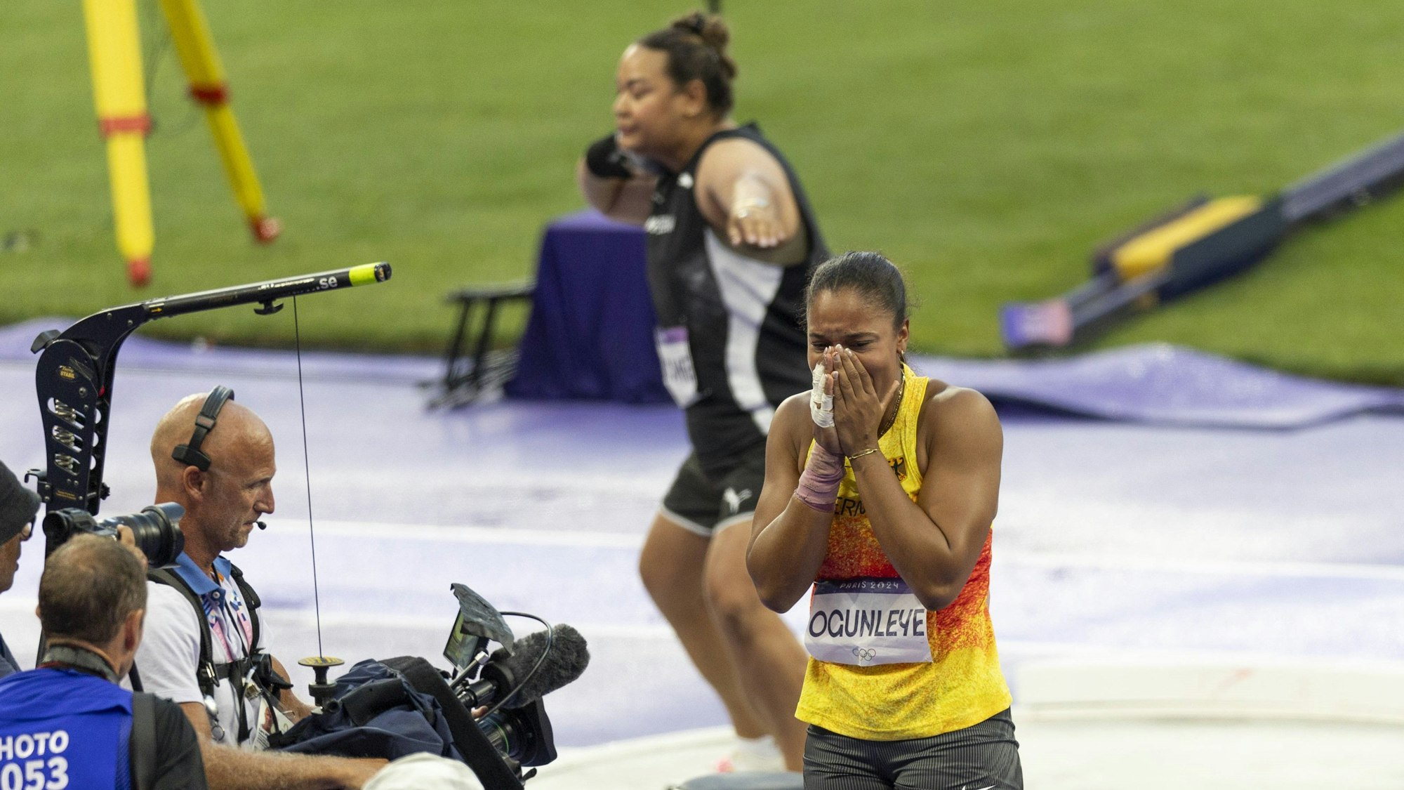 Yemisi Ogunleye jubelt nach ihrem Stoß über 20 Meter im Olympia-Finale. Im Hintergrund setzt Maddison-Lee Wesche zu ihrem letzten Versuch an.