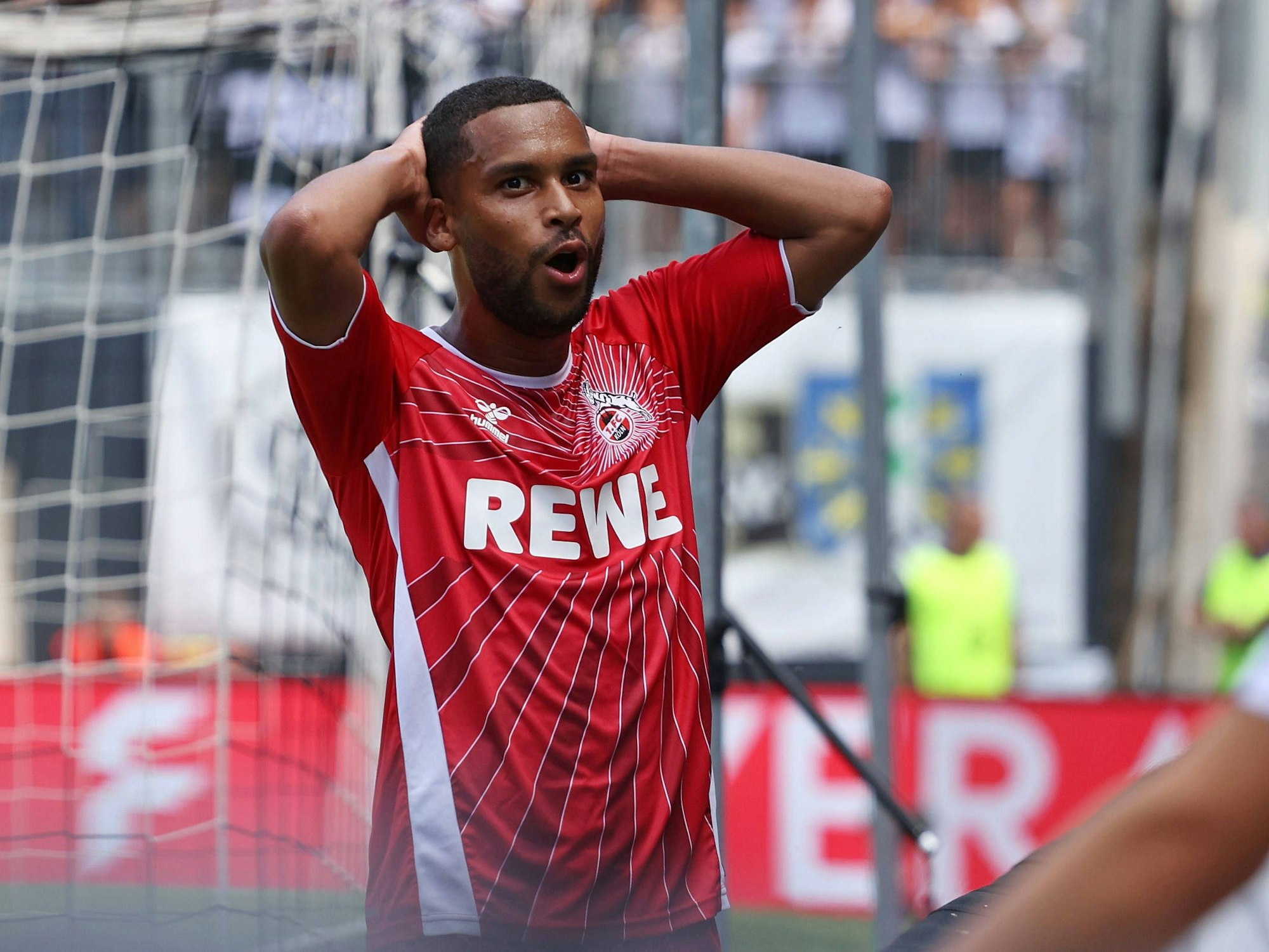 Linton Maina ärgert sich über eine vergebene Großchance am 10. August 2024.