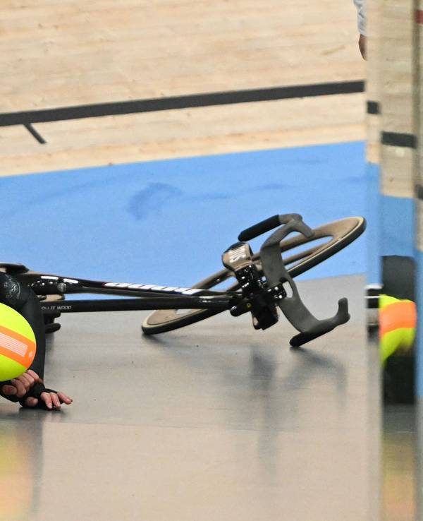 Der Brite Ollie Wood liegt im Madison-Rennen bei Olympia am Samstag (10. August 2024) nach einer Kollision am Boden.