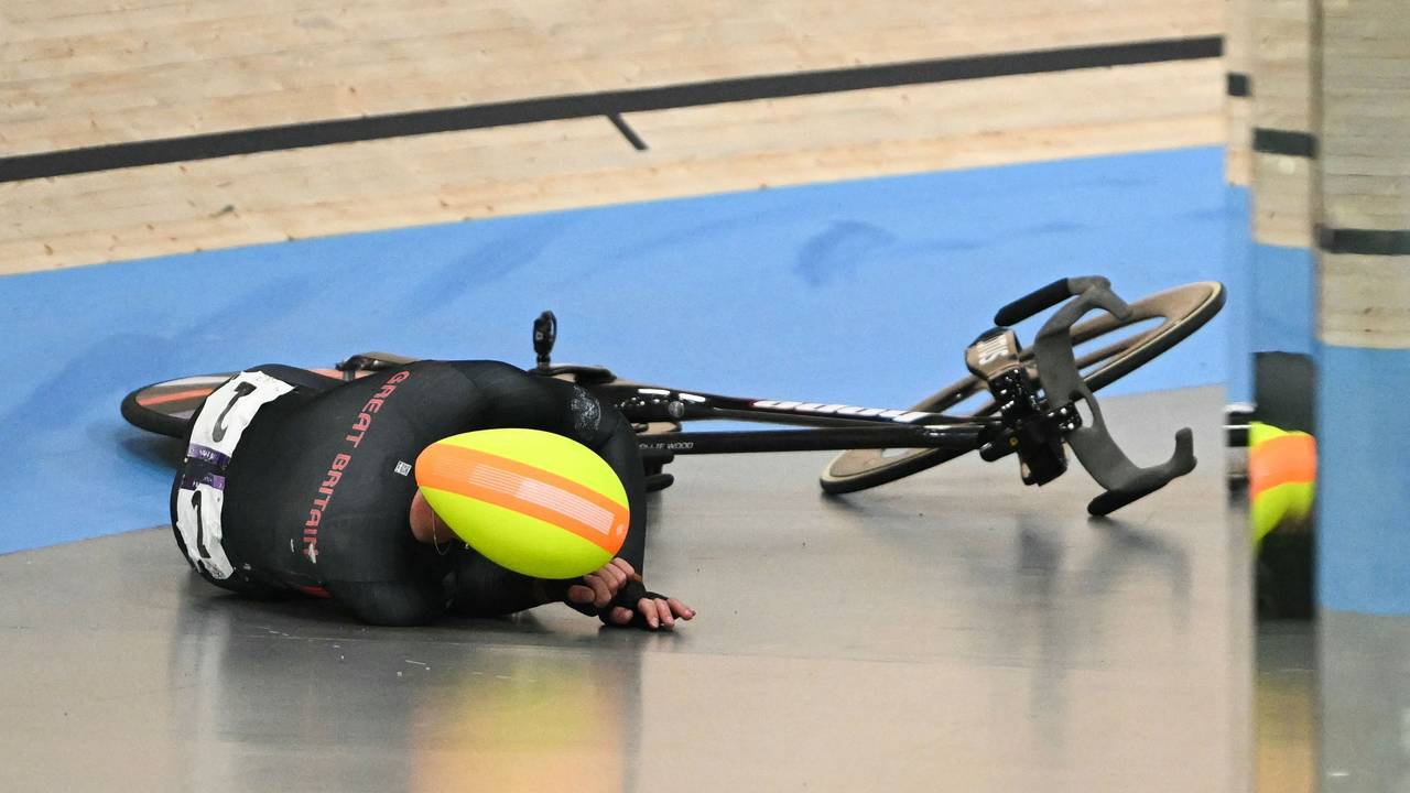 Der Brite Ollie Wood liegt im Madison-Rennen bei Olympia am Samstag (10. August 2024) nach einer Kollision am Boden.