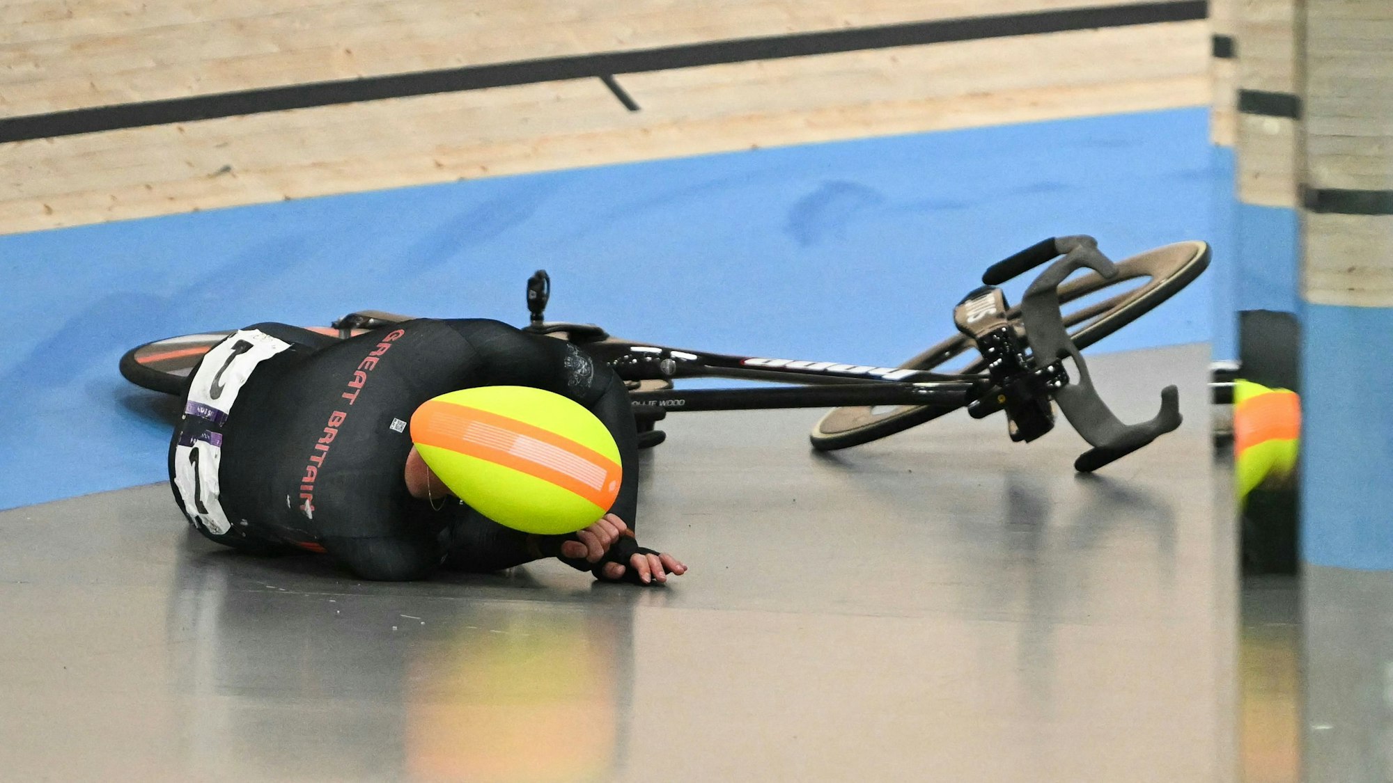 Der Brite Ollie Wood liegt im Madison-Rennen bei Olympia am Samstag (10. August 2024) nach einer Kollision am Boden.