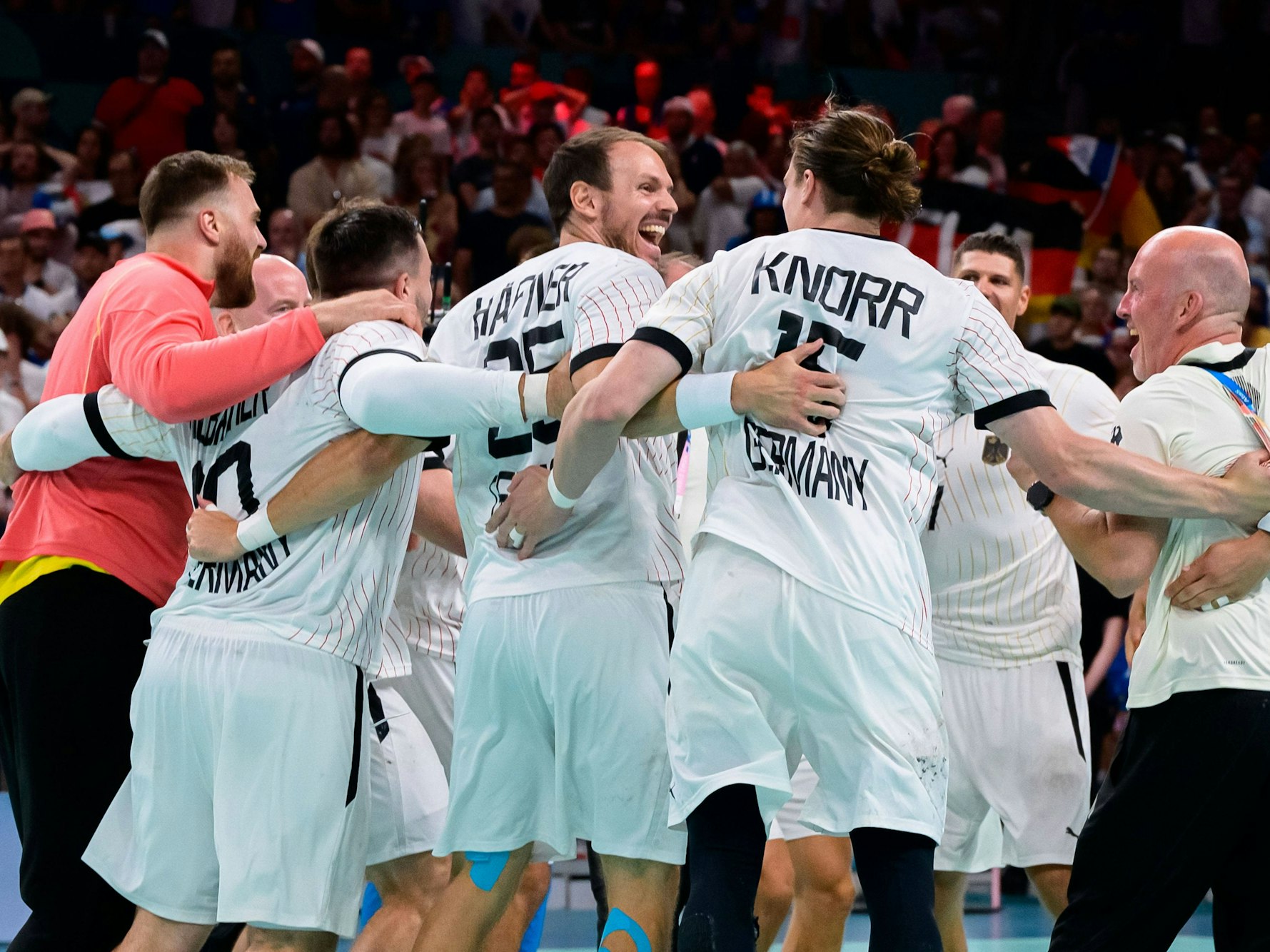 Die Handball-Herren feiern ihren Einzug ins olympische Finale.