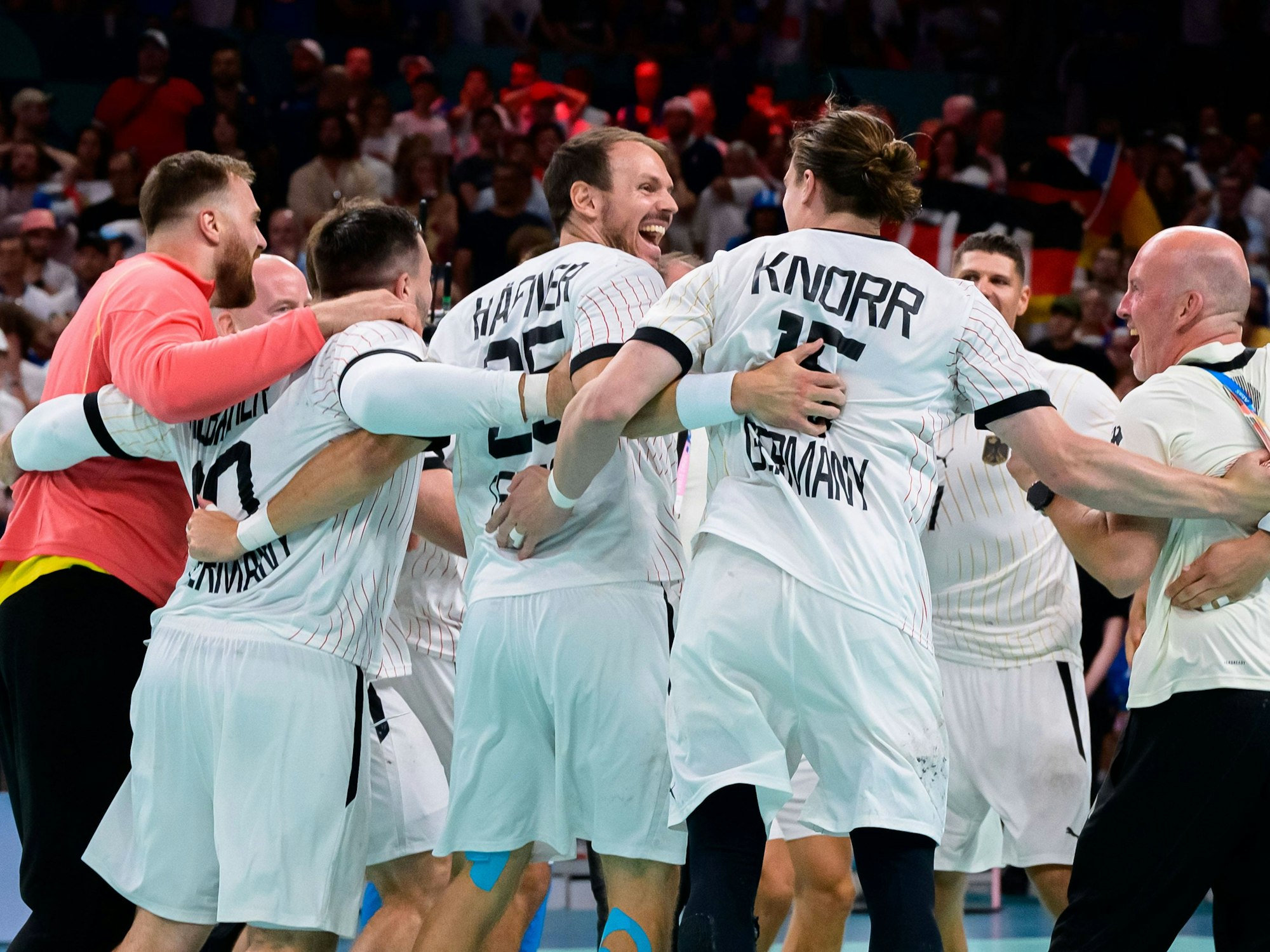 Die Handball-Herren feiern ihren Einzug ins olympische Finale.