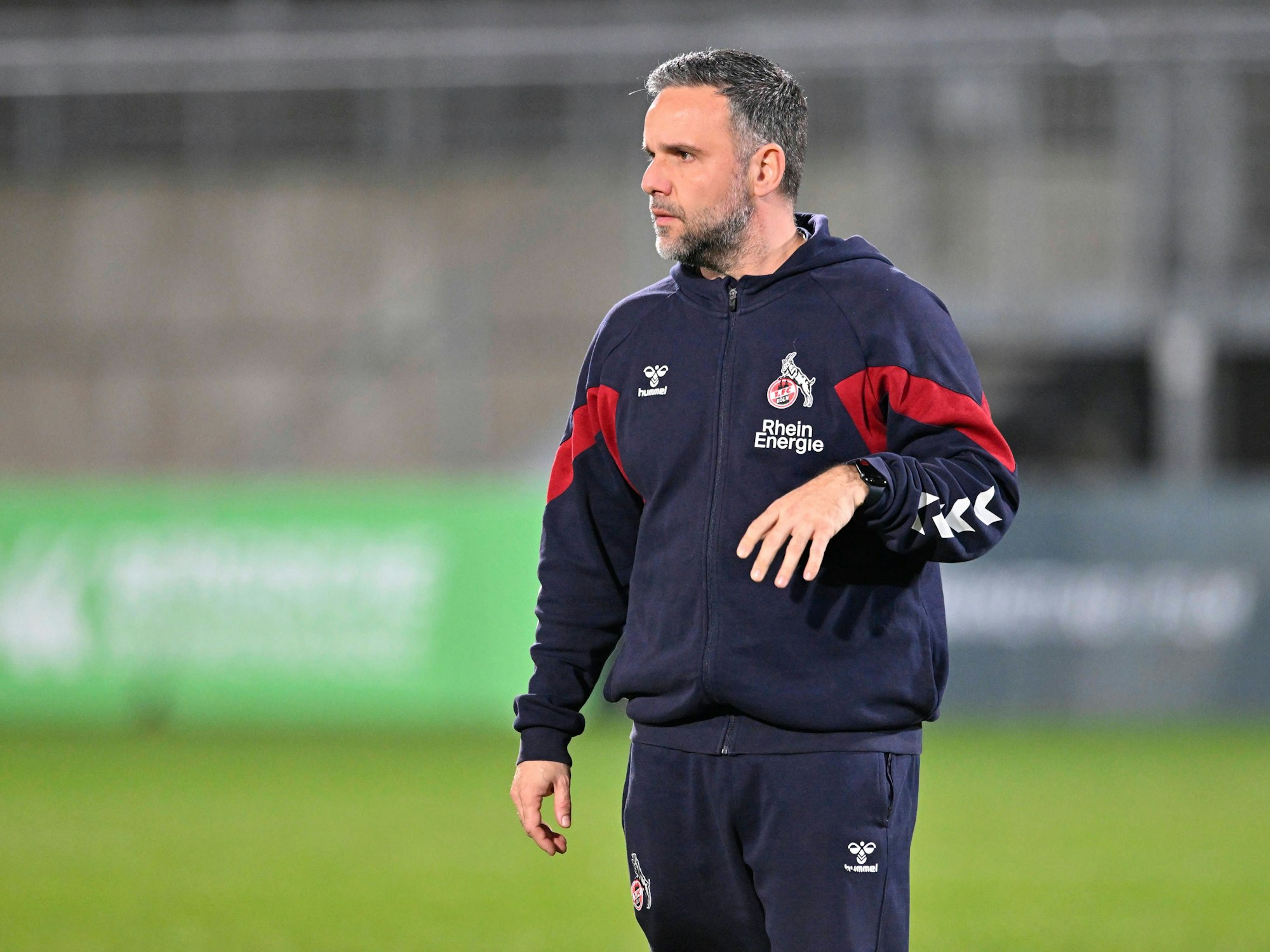 Evangelos Sbonias gibt am Seitenrand Anweisungen.