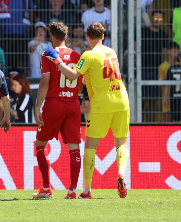 Mark Uth muss verletzt vom Platz. Jonas Urbig tröstet ihn.