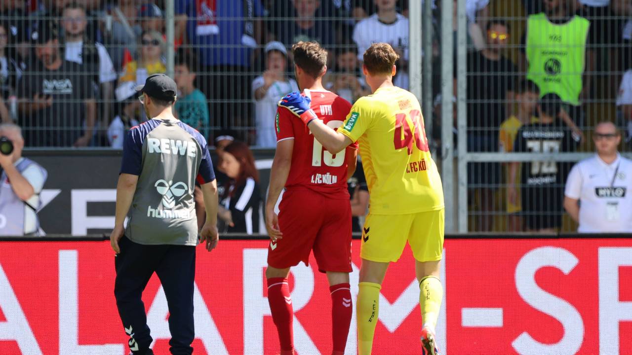 Mark Uth muss verletzt vom Platz. Jonas Urbig tröstet ihn.
