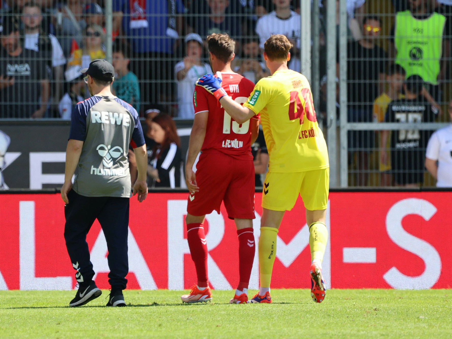 Mark Uth muss verletzt vom Platz. Jonas Urbig tröstet ihn.