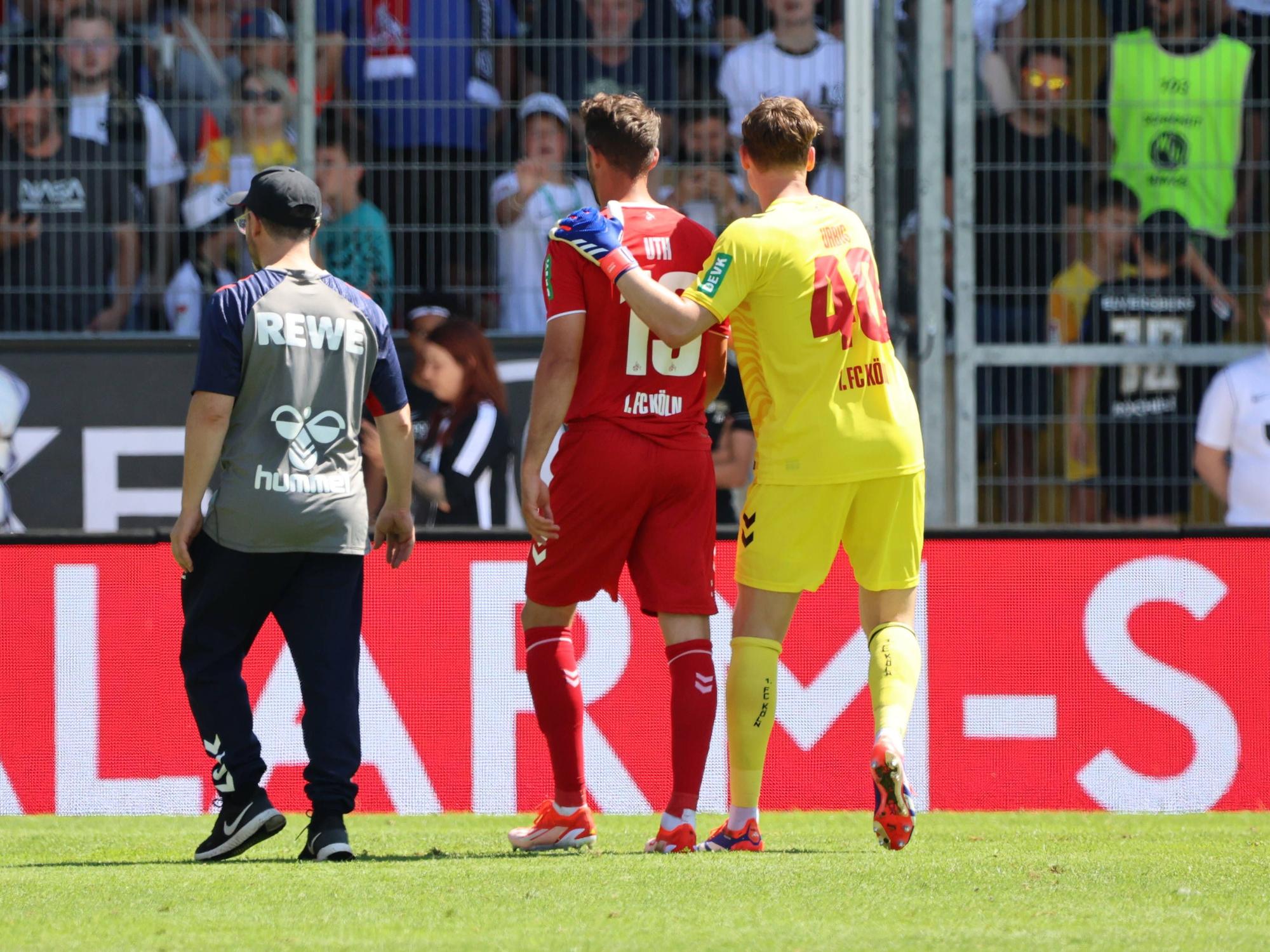 Mark Uth muss verletzt vom Platz. Jonas Urbig tröstet ihn.