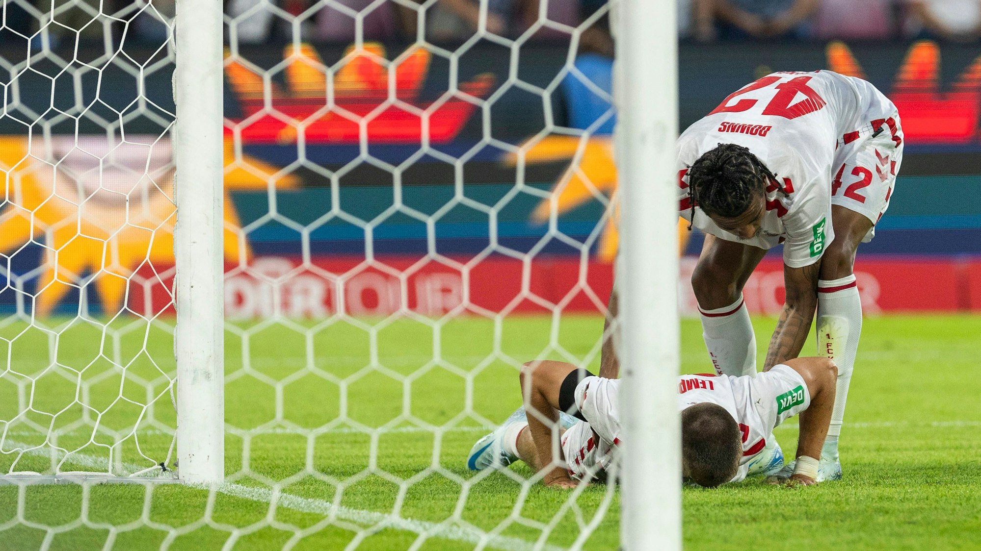 Damion Downs hilft Tim Lemperle wieder auf die Beine.