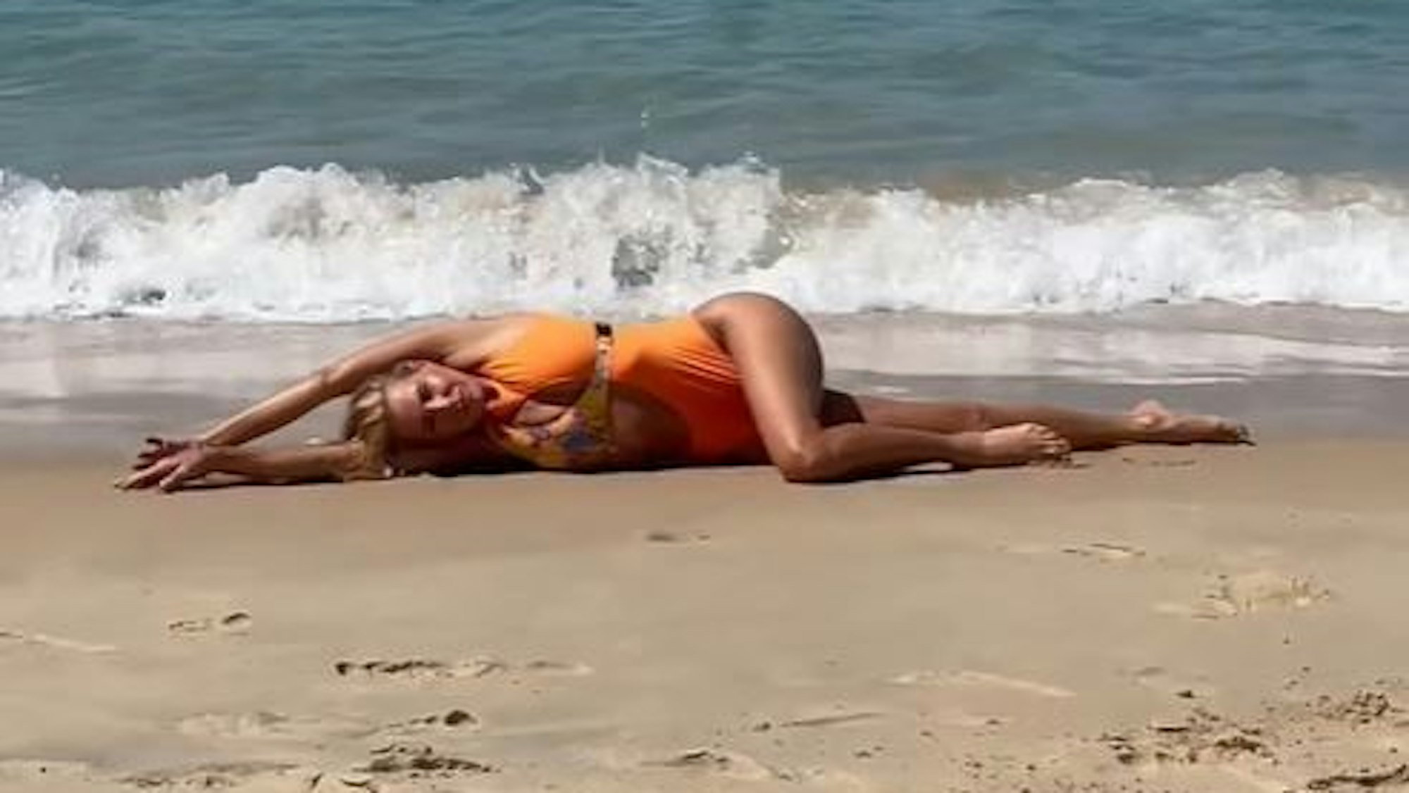 Giulia Siegel bei einem Shooting am Strand.