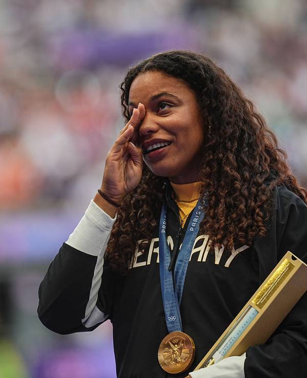 Yemisi Ogunleye, Olympiasiegerin im Kugelstoßen, weint bei der Siegerehrung.